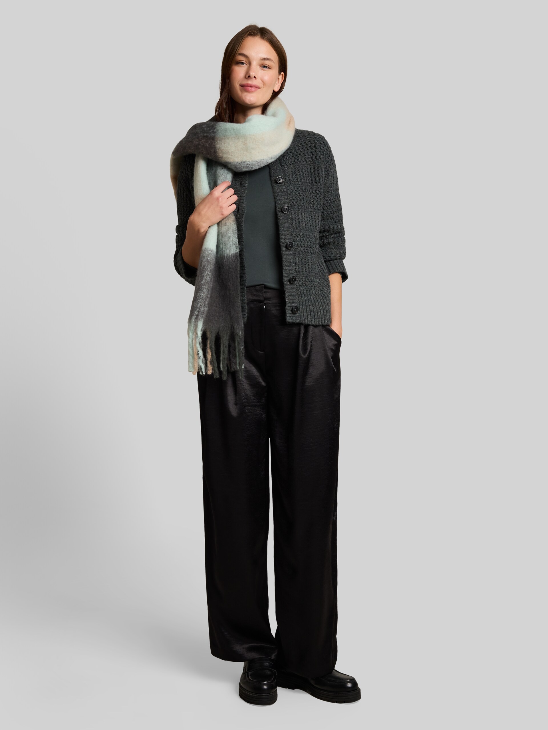 Cardigan avec une touche de laine - dark olive melange - Vue de face du modèle