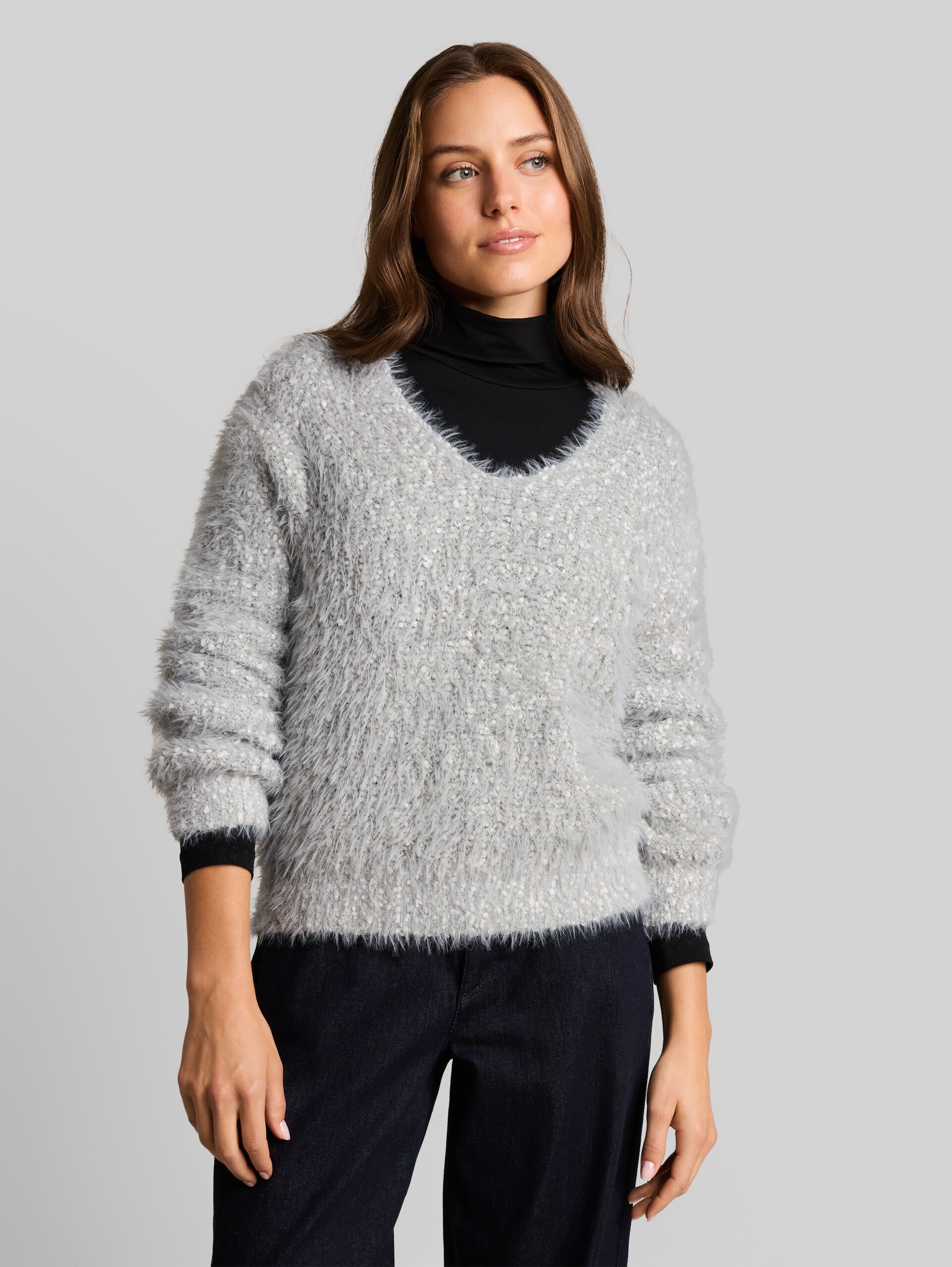 Pull en maille ample à col en V - light grey knit structure - Découpe Vue de face du modèle