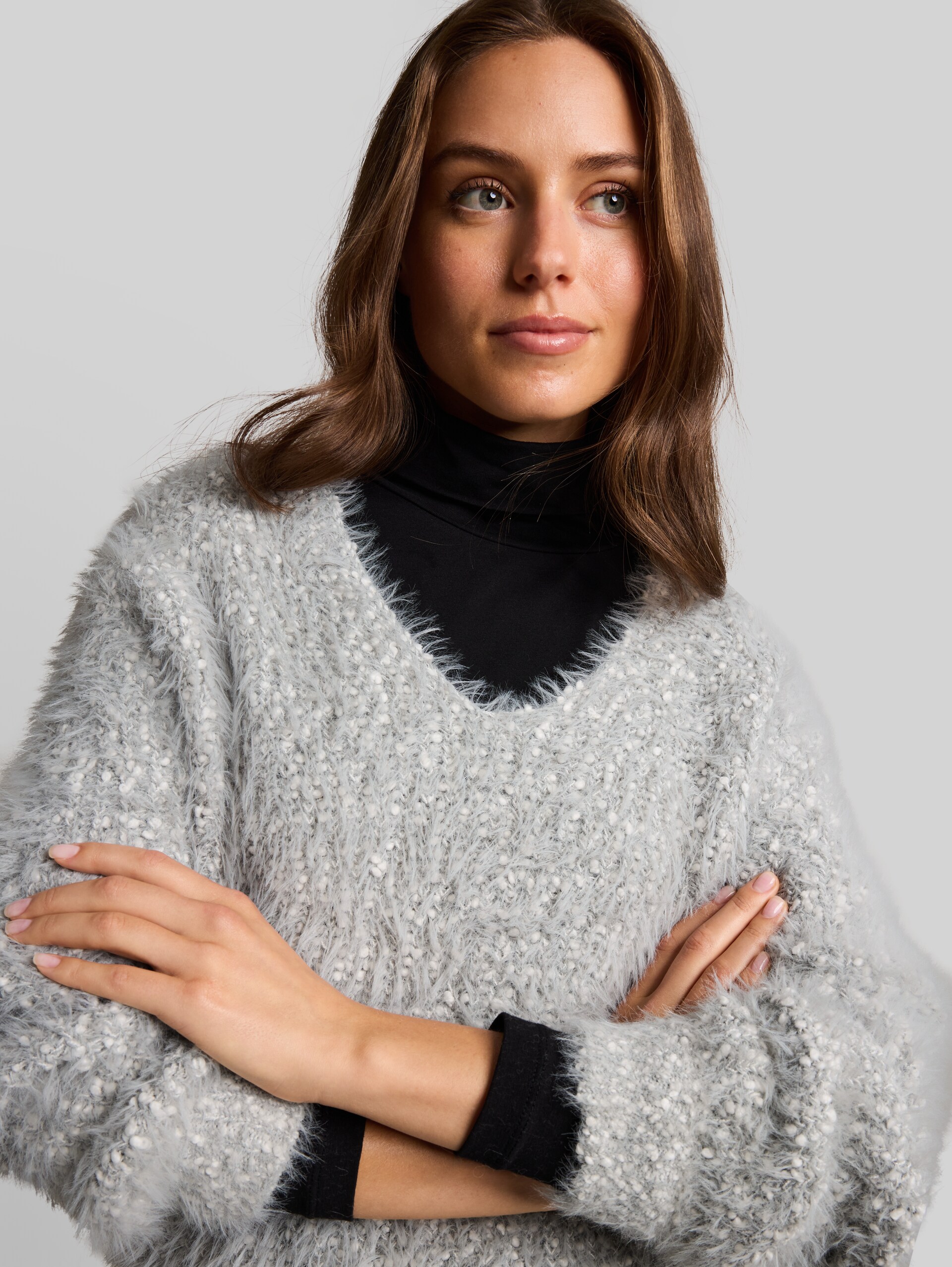 Pull en maille ample à col en V - light grey knit structure - Vue détaillée du modèle