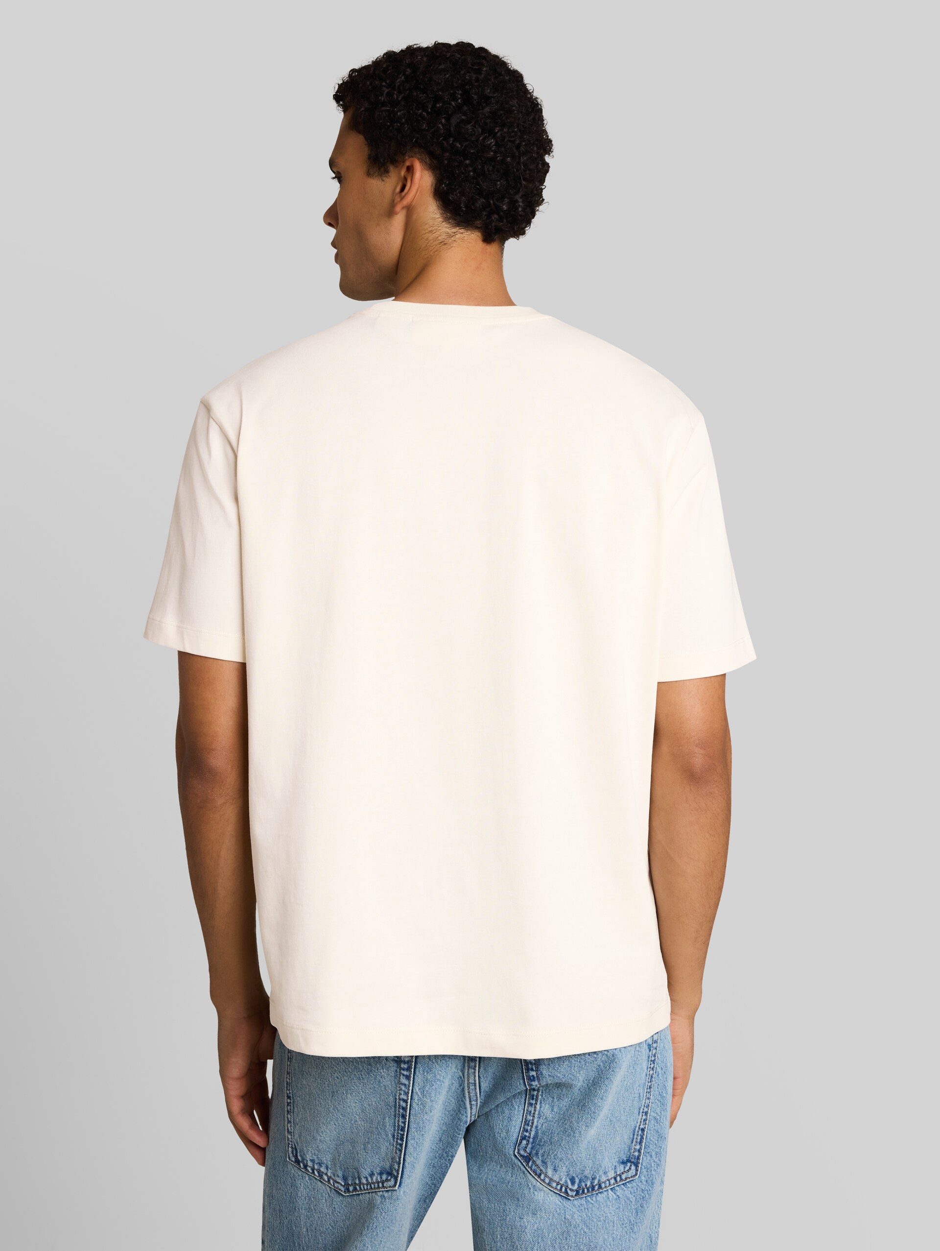 Relaxed Fit T-Shirt mit Snoopy-Print - off white - Auschnitt Model-Rückansicht