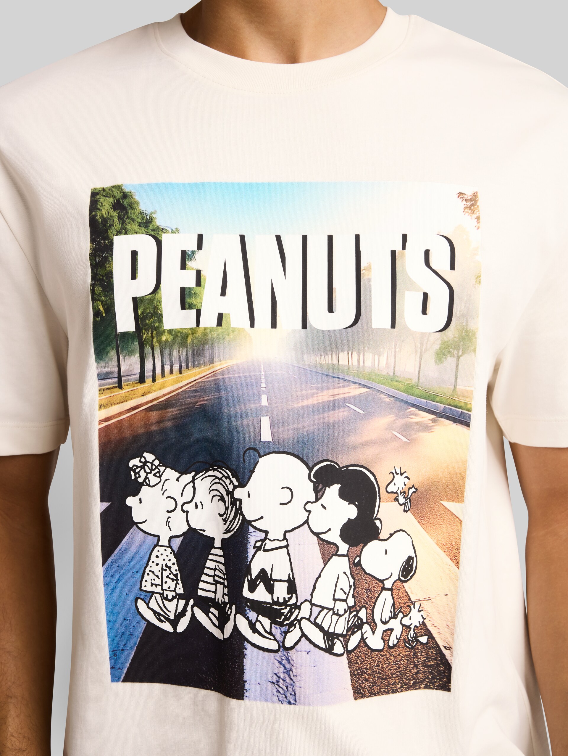 Relaxed Fit T-Shirt mit Snoopy-Print - off white - Detail-Model-Ansicht