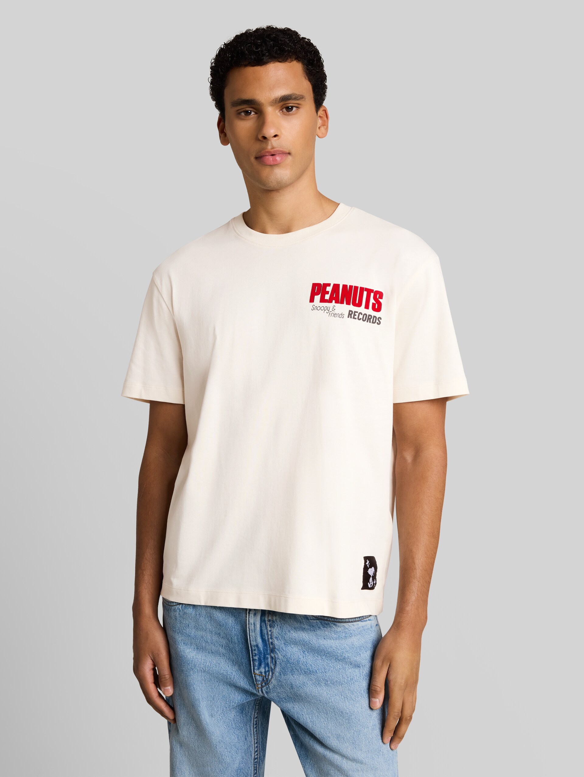 Relaxed Fit T-Shirt mit Snoopy-Print - Gardenia White - Ausschnitt Model-Vorderansicht