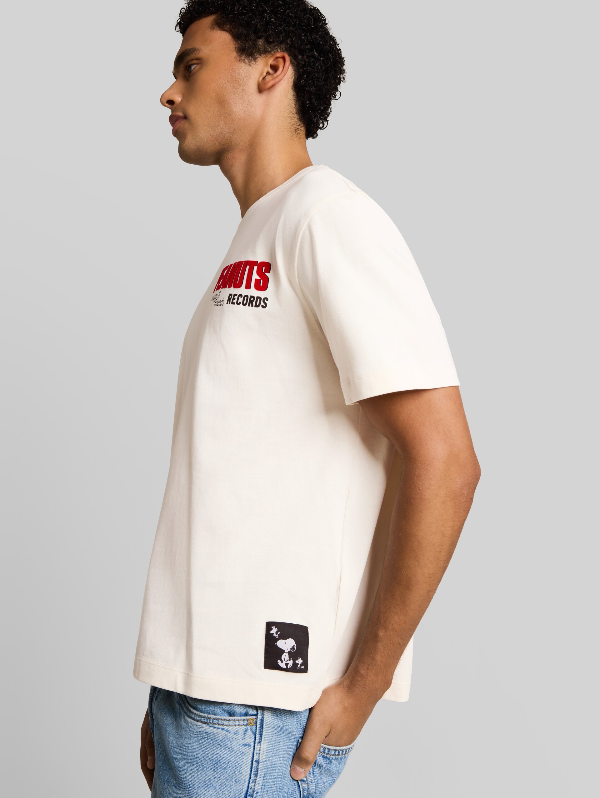 Relaxed Fit T-Shirt mit Snoopy-Print - Gardenia White - Detail-Model-Ansicht