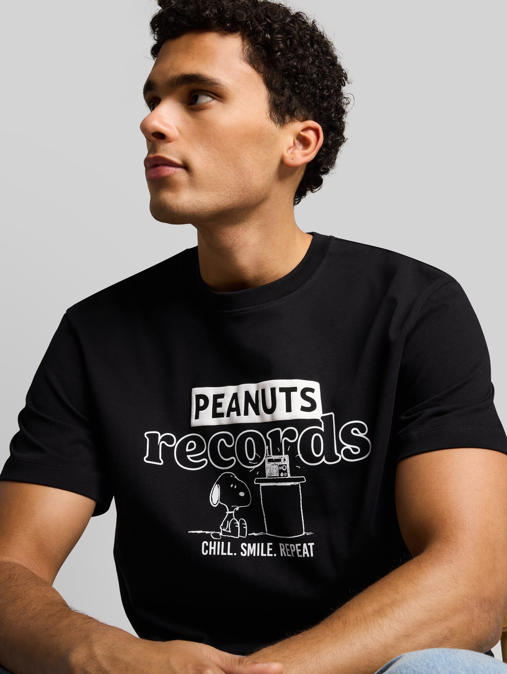 Relaxed Fit T-Shirt mit Snoopy-Print - Black - Detail-Model-Ansicht