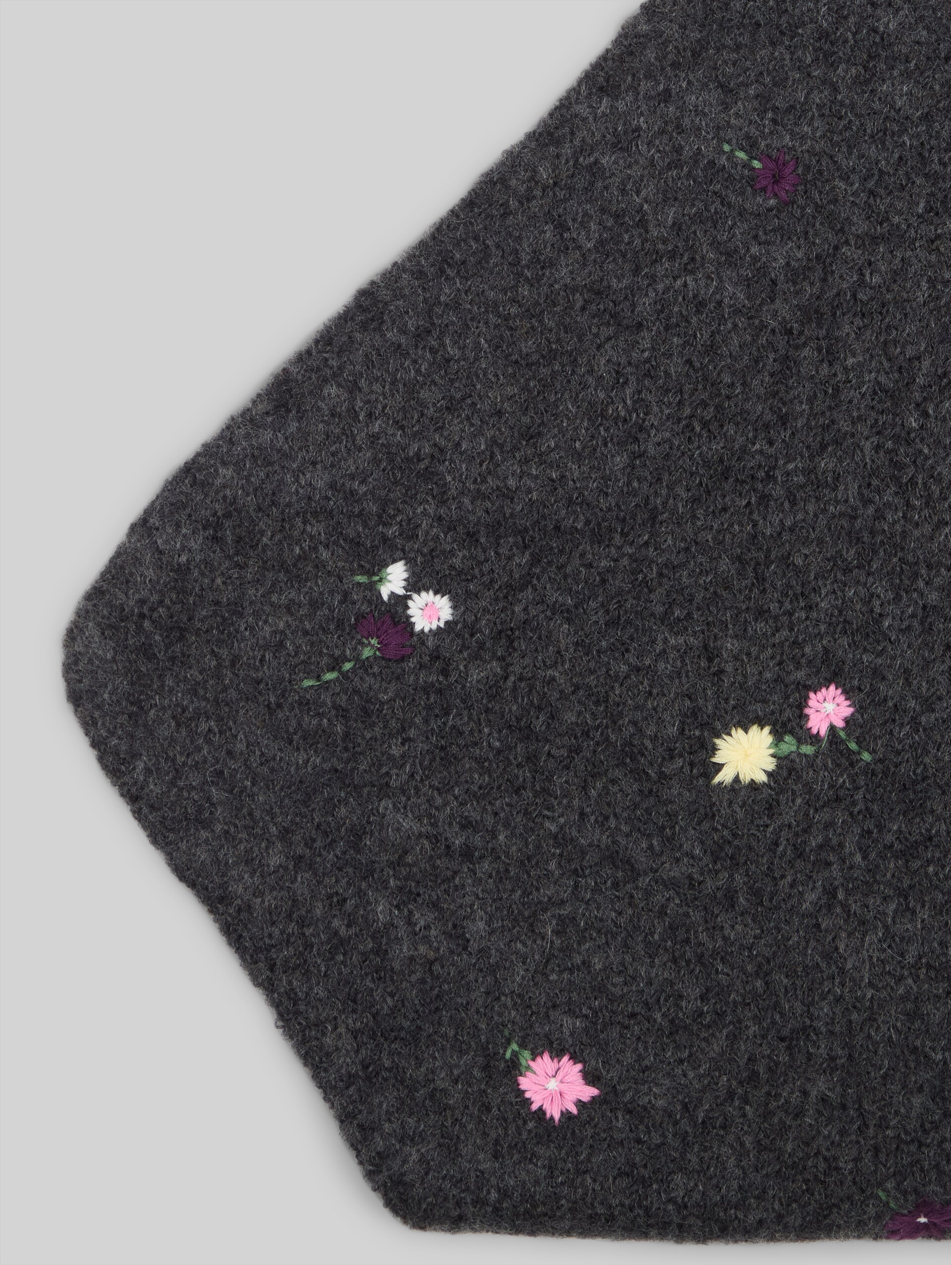 Cosy Schal mit Blumen-Stickerei - dark grey flower embro - Material-Ansicht