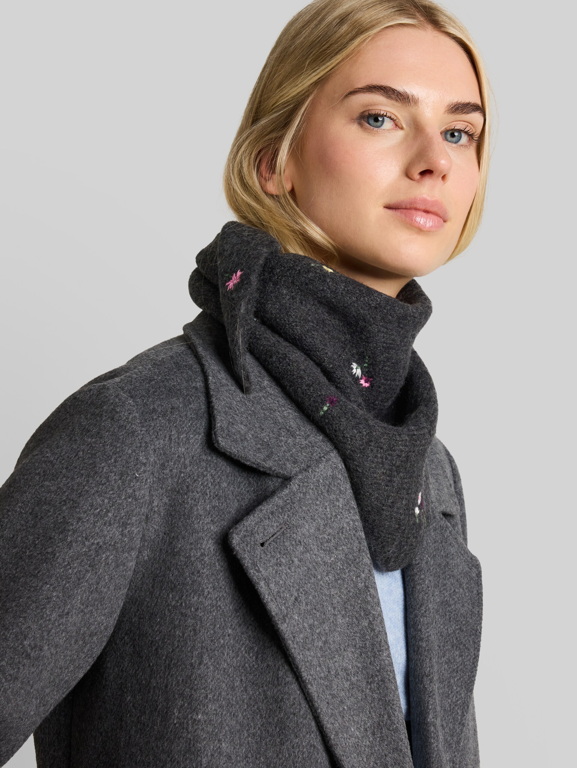 Cosy Schal mit Blumen-Stickerei - dark grey flower embro - Ausschnitt Model-Vorderansicht