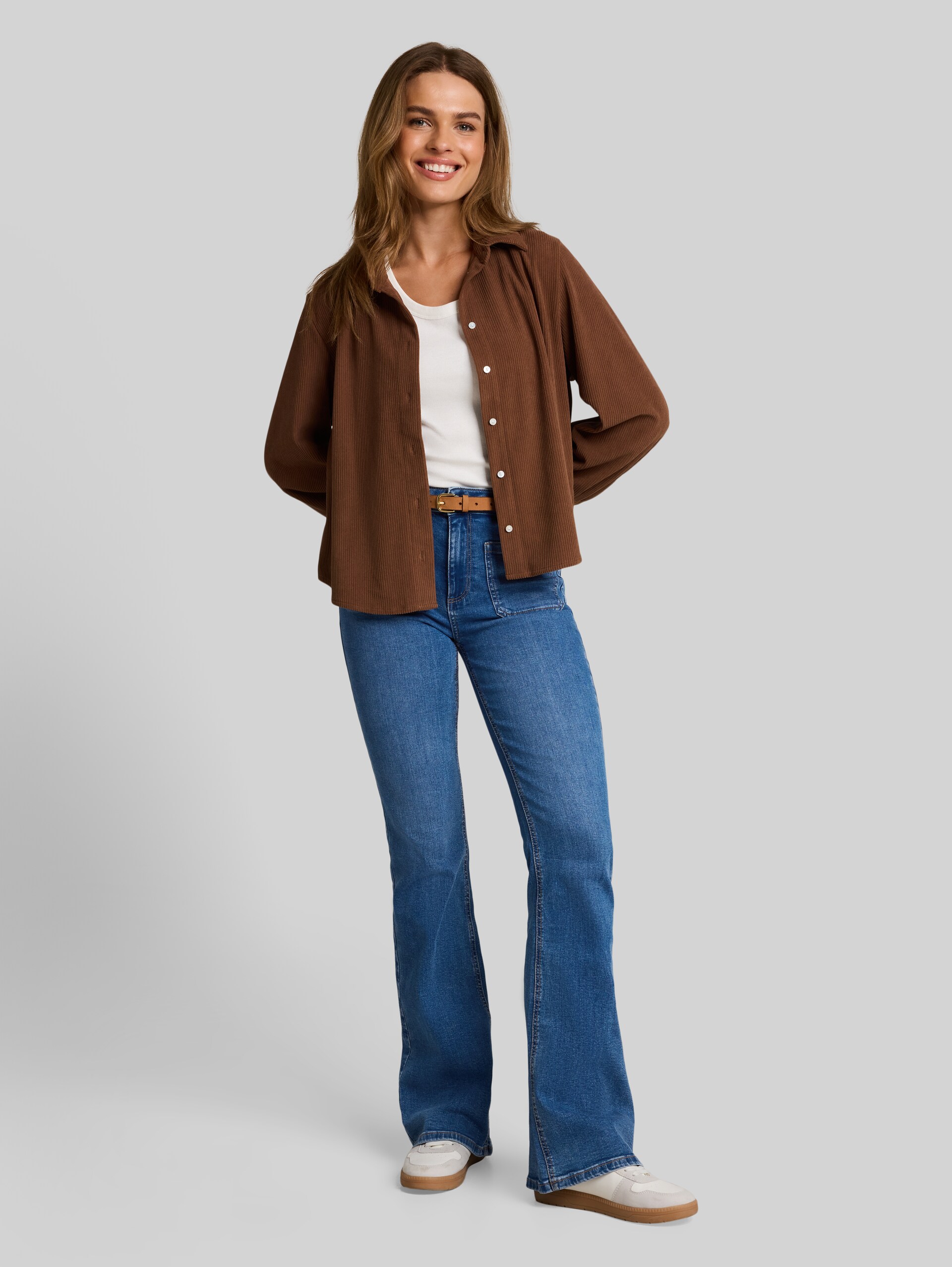 TTSTELLA Bootcut Jeans mit aufgesetzten Taschen - Clean Mid Stone Blue Denim - Model-Vorderansicht
