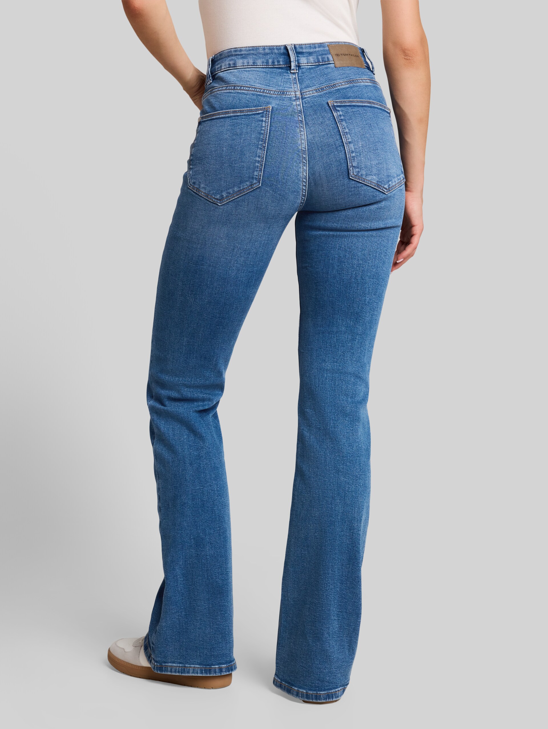 TTSTELLA Bootcut Jeans mit aufgesetzten Taschen - Clean Mid Stone Blue Denim - Auschnitt Model-Rückansicht