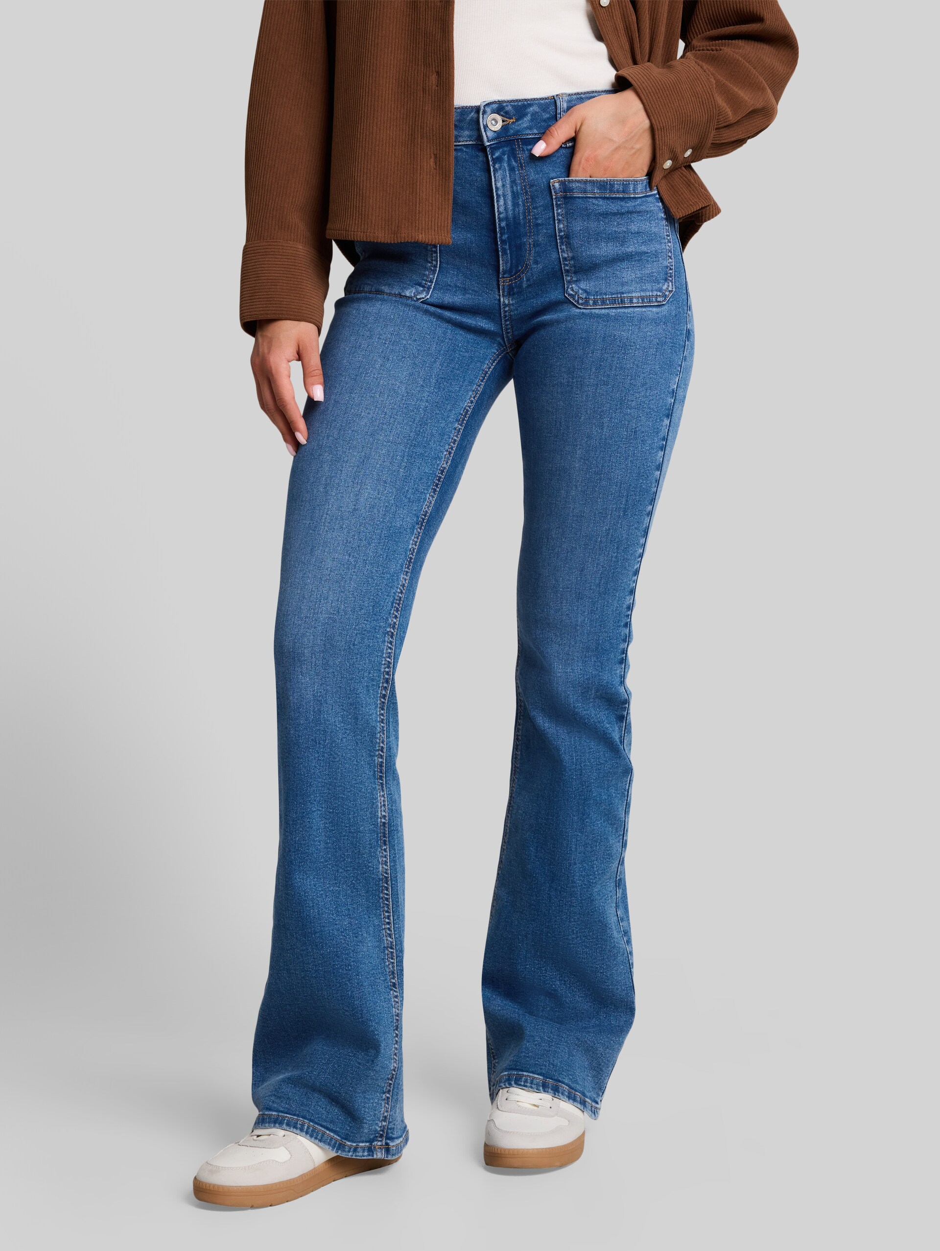 TTSTELLA Bootcut Jeans mit aufgesetzten Taschen - Clean Mid Stone Blue Denim - Ausschnitt Model-Vorderansicht