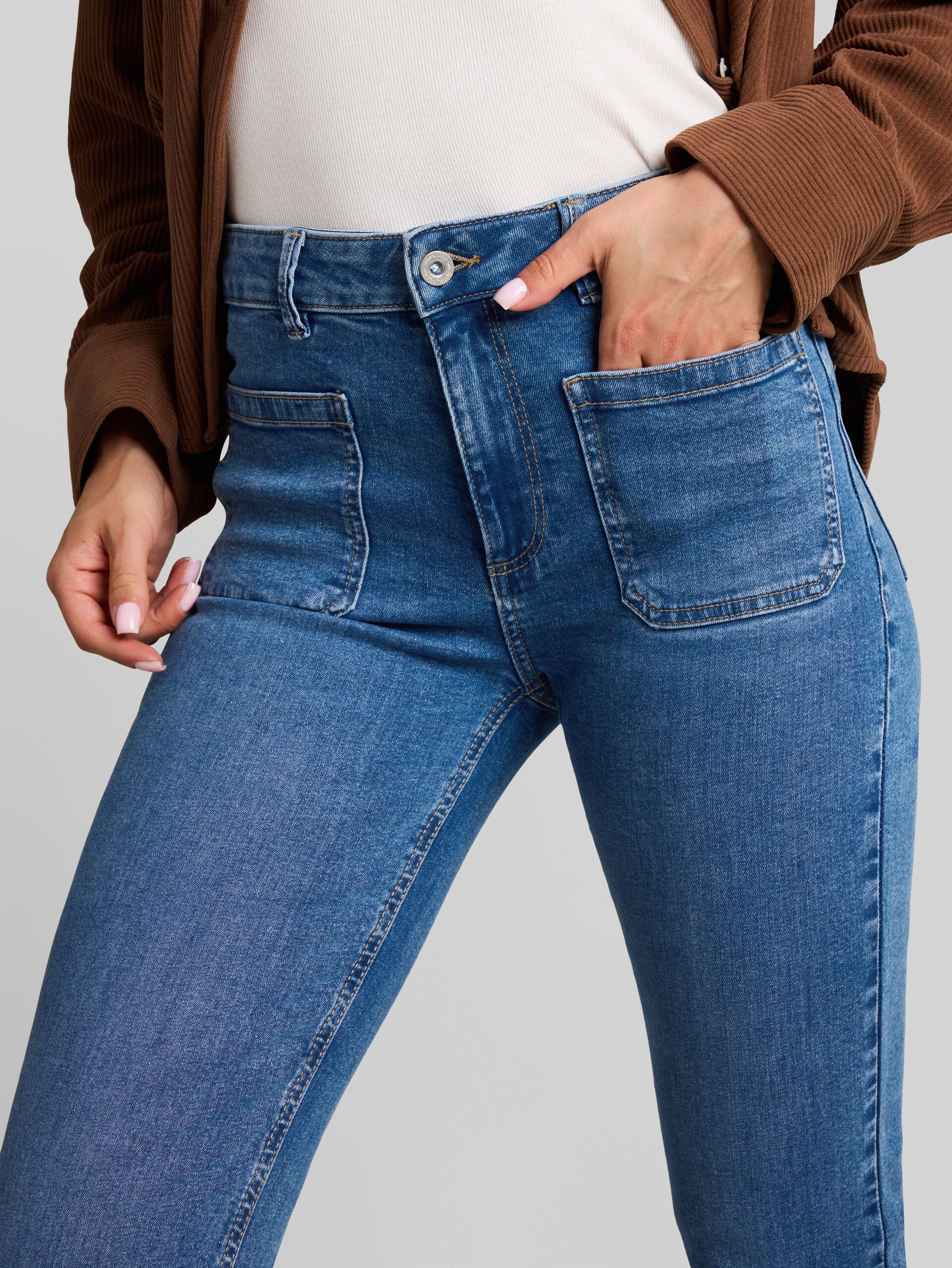 TTSTELLA Bootcut Jeans mit aufgesetzten Taschen - Clean Mid Stone Blue Denim - Detail-Model-Ansicht