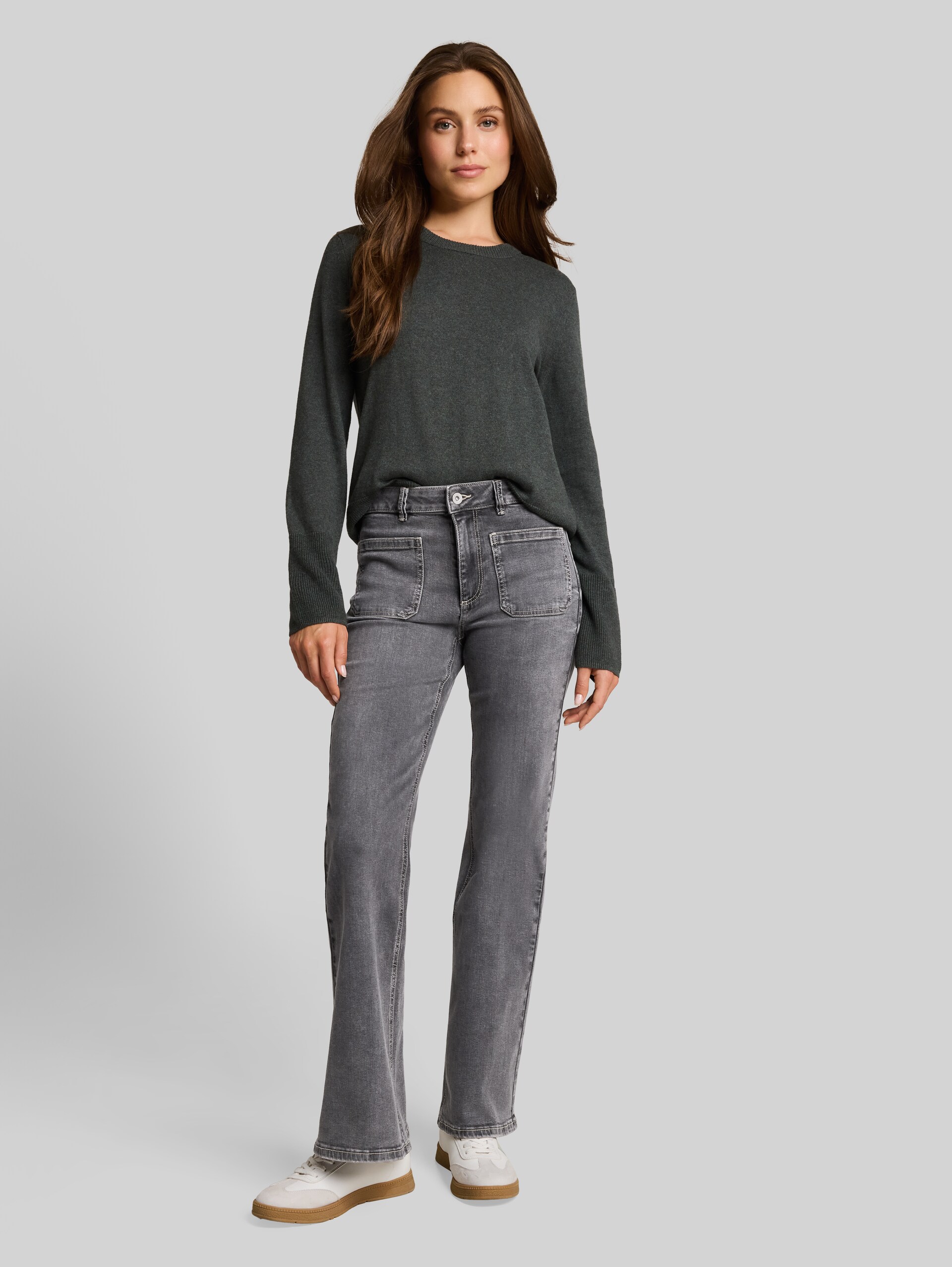 TTSTELLA Bootcut Jeans mit aufgesetzten Taschen - clean mid stone grey denim - Model-Vorderansicht
