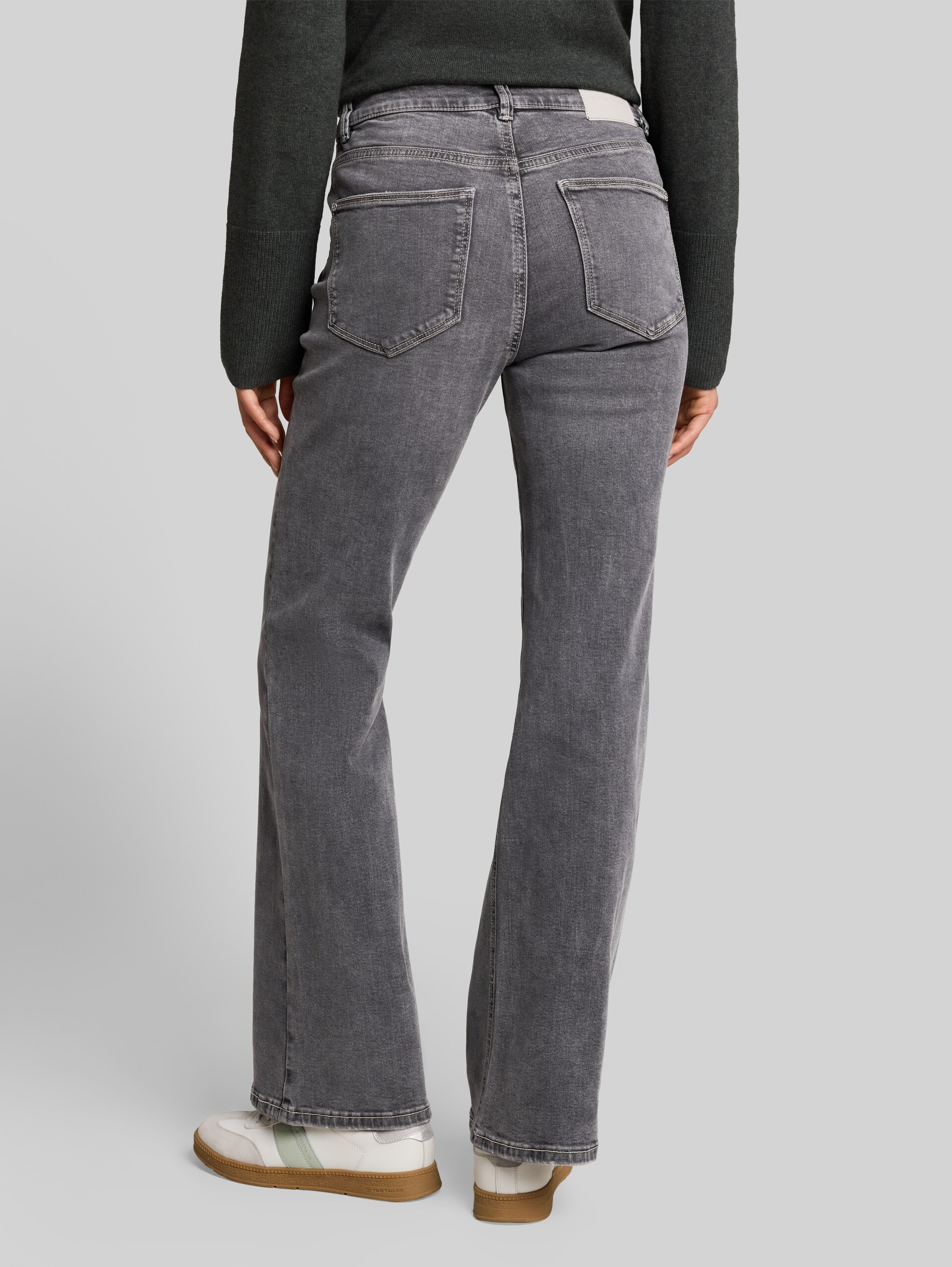TTSTELLA Bootcut Jeans mit aufgesetzten Taschen - clean mid stone grey denim - Auschnitt Model-Rückansicht
