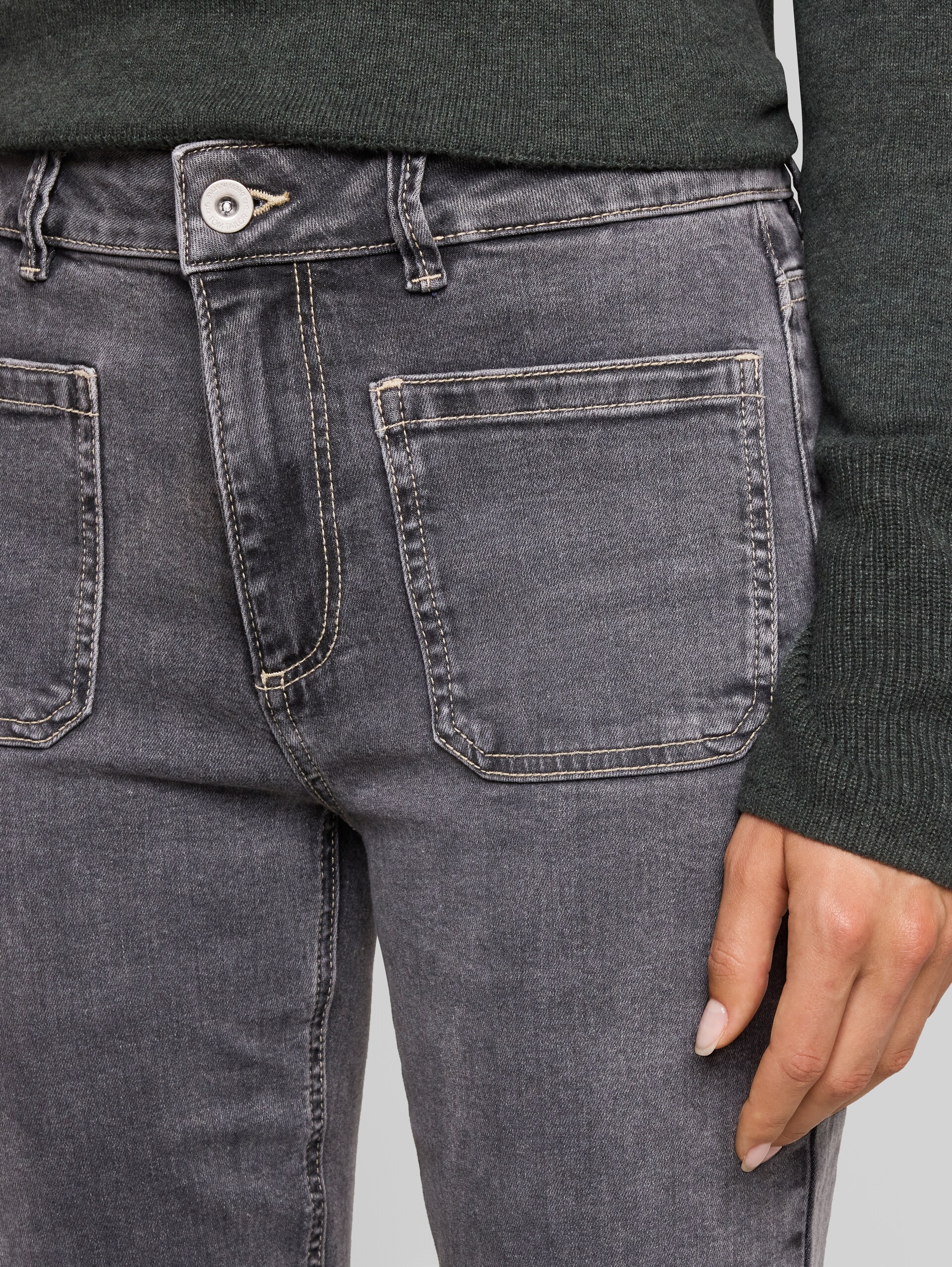 TTSTELLA Bootcut Jeans mit aufgesetzten Taschen - clean mid stone grey denim - Detail-Model-Ansicht