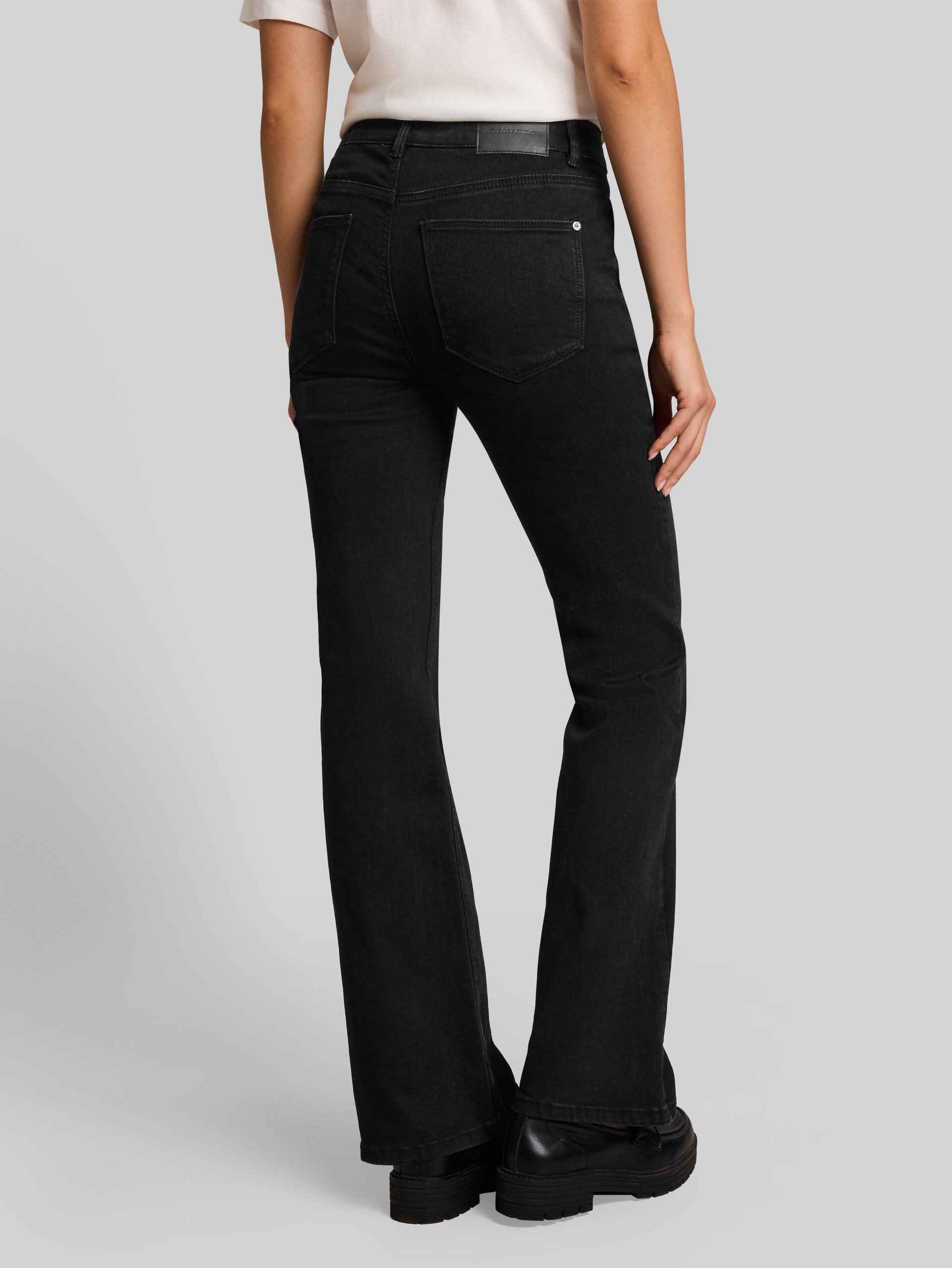 TTSTELLA Bootcut Jeans mit aufgesetzten Taschen - black black denim - Auschnitt Model-Rückansicht