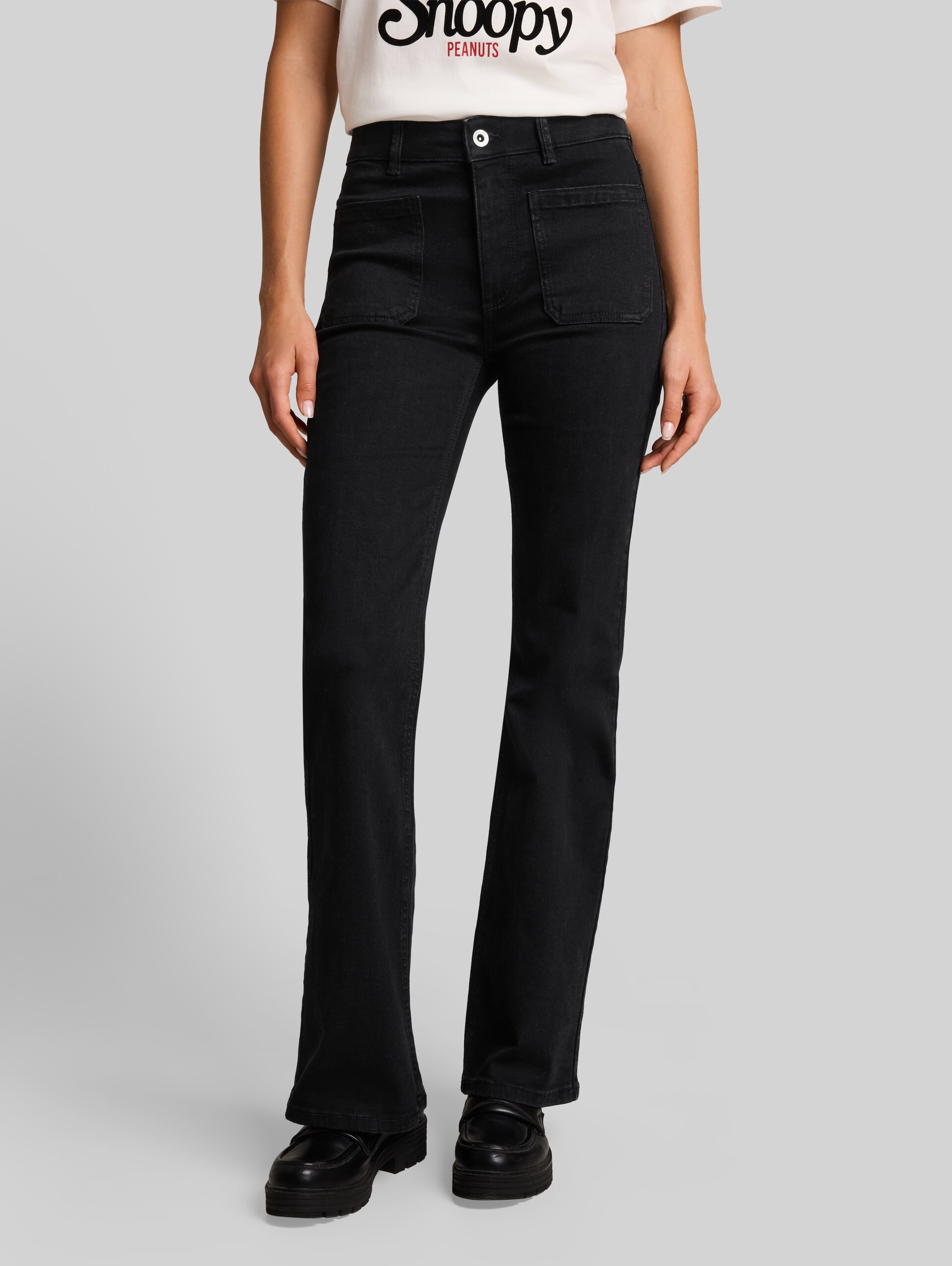 TTSTELLA Bootcut Jeans mit aufgesetzten Taschen - black black denim - Ausschnitt Model-Vorderansicht
