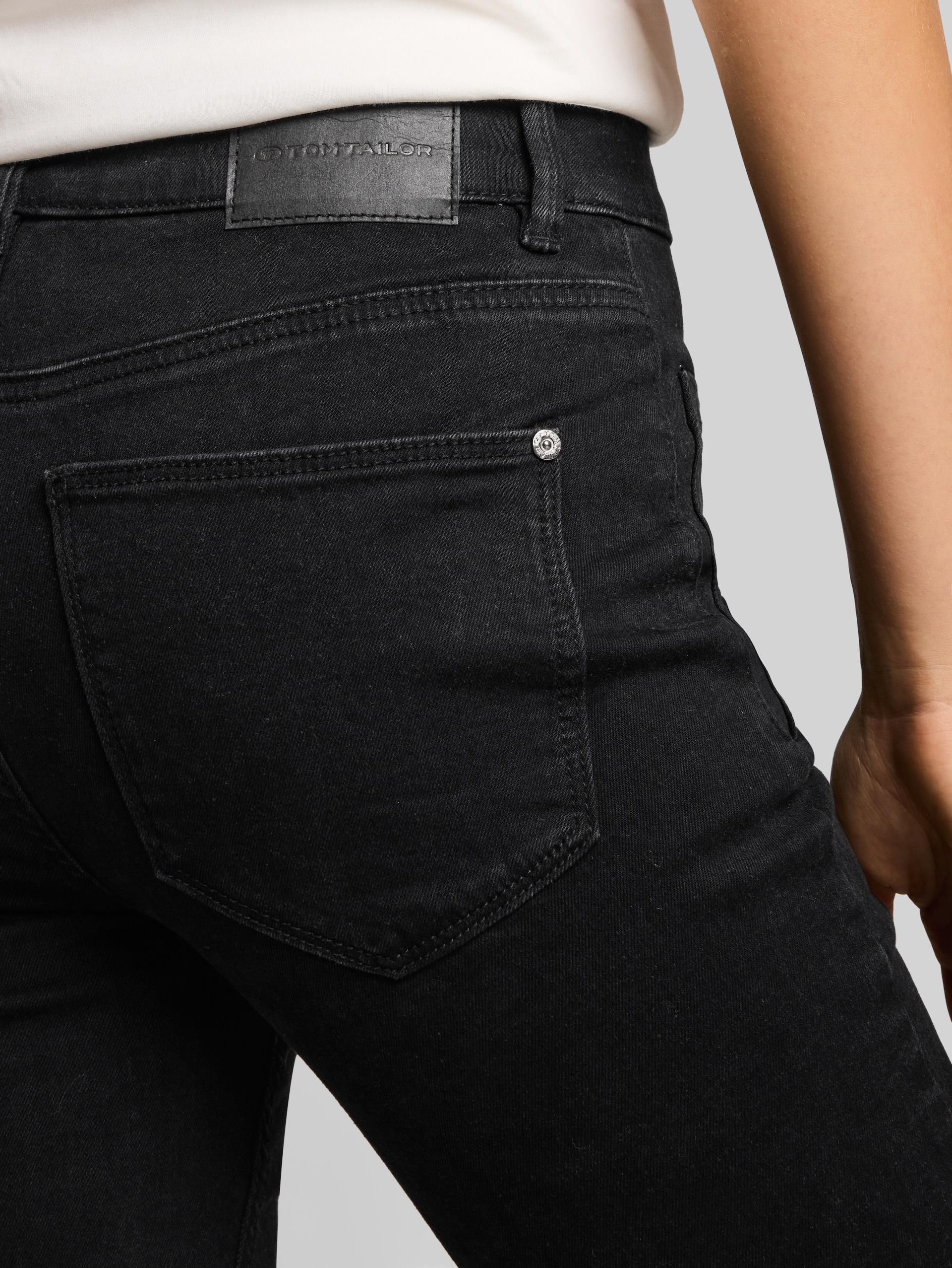 TTSTELLA Bootcut Jeans mit aufgesetzten Taschen - black black denim - Detail-Model-Ansicht