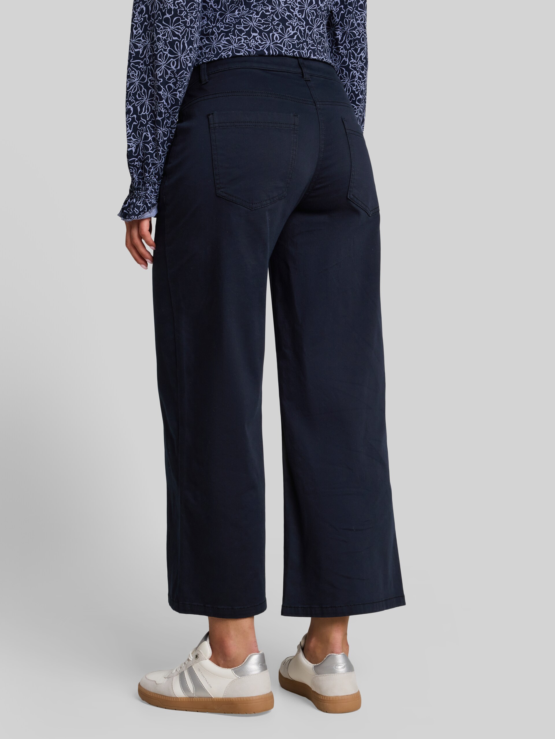 Culotte Hose mit Stretch - sky captain blue - Auschnitt Model-Rückansicht