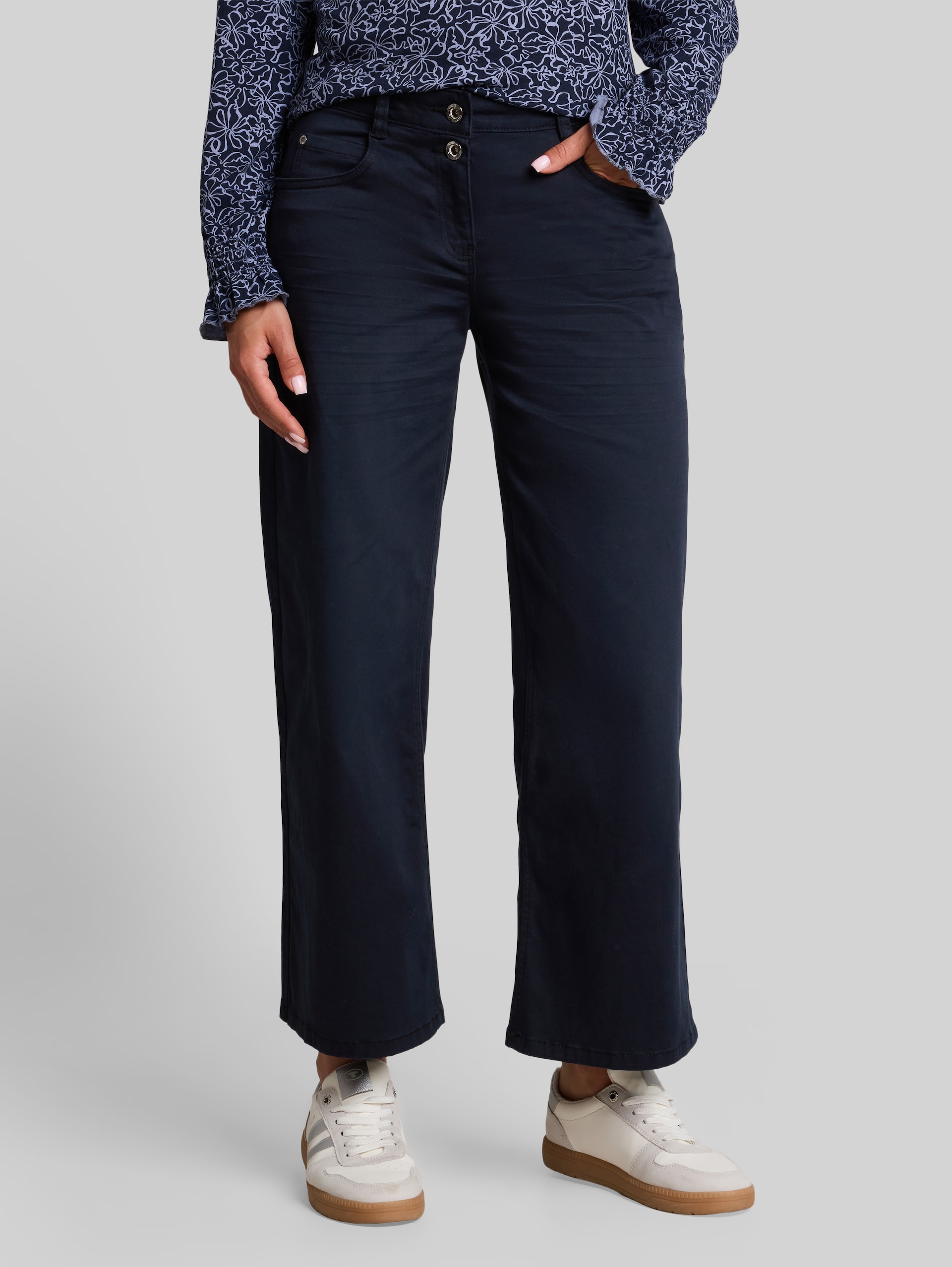 Culotte Hose mit Stretch - sky captain blue - Ausschnitt Model-Vorderansicht