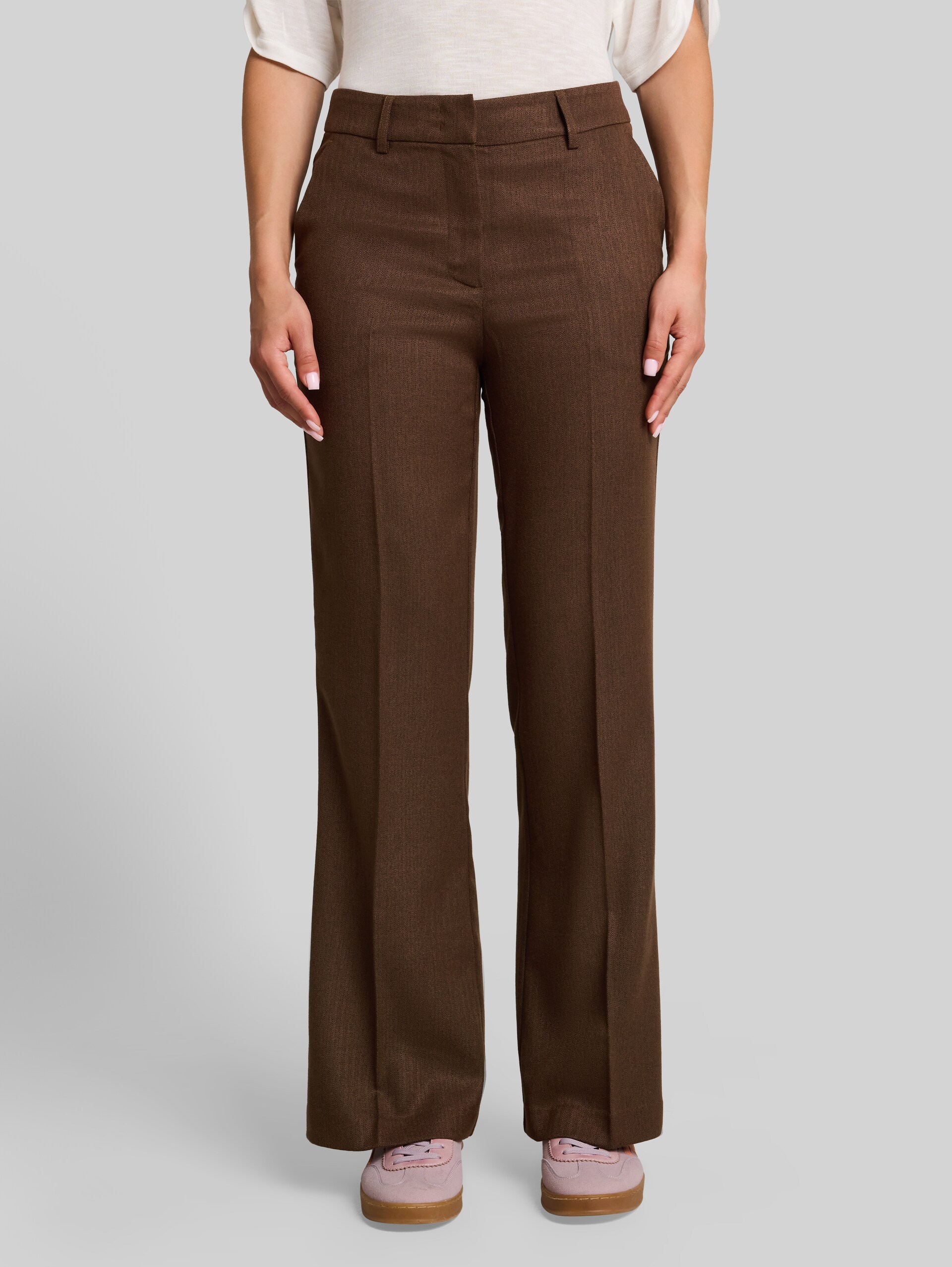 Flared Hose in Melange-Optik - camel black melange - Ausschnitt Model-Vorderansicht