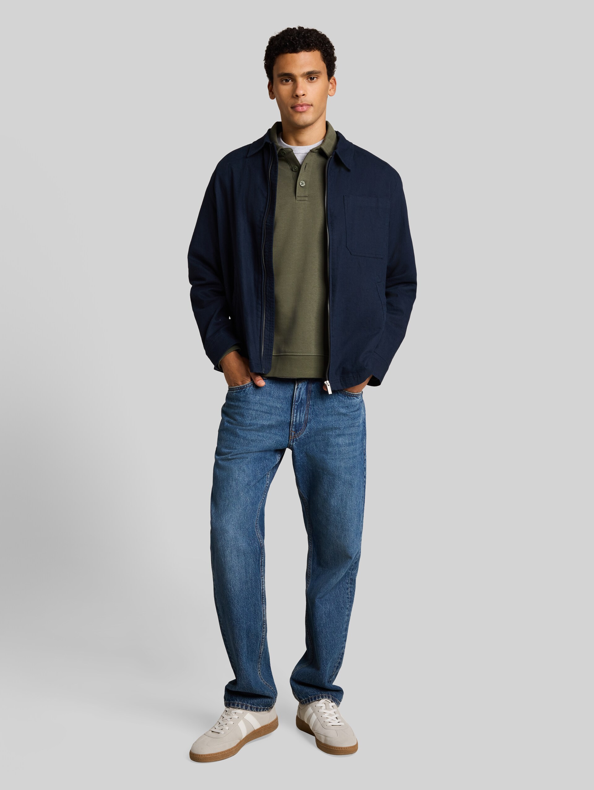 Sweatshirt met polokraag - urban olive green - Model vooraanzicht