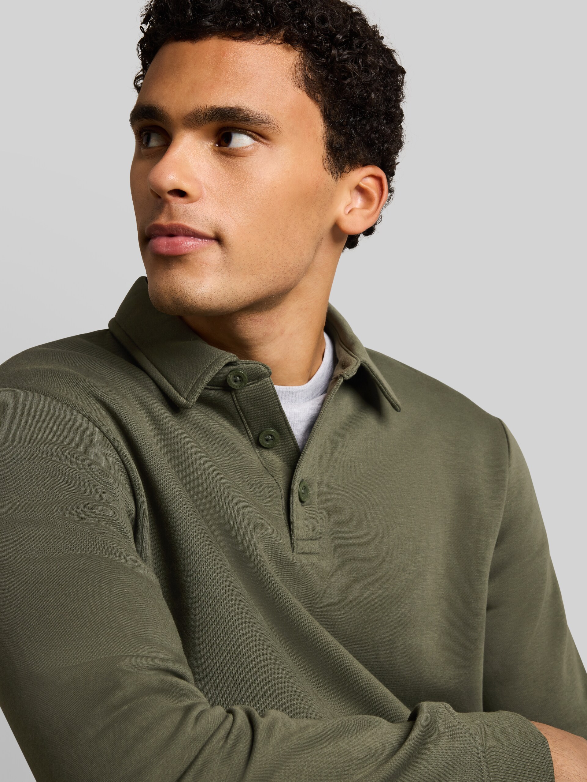 Sweatshirt met polokraag - urban olive green - Detailaanzicht model