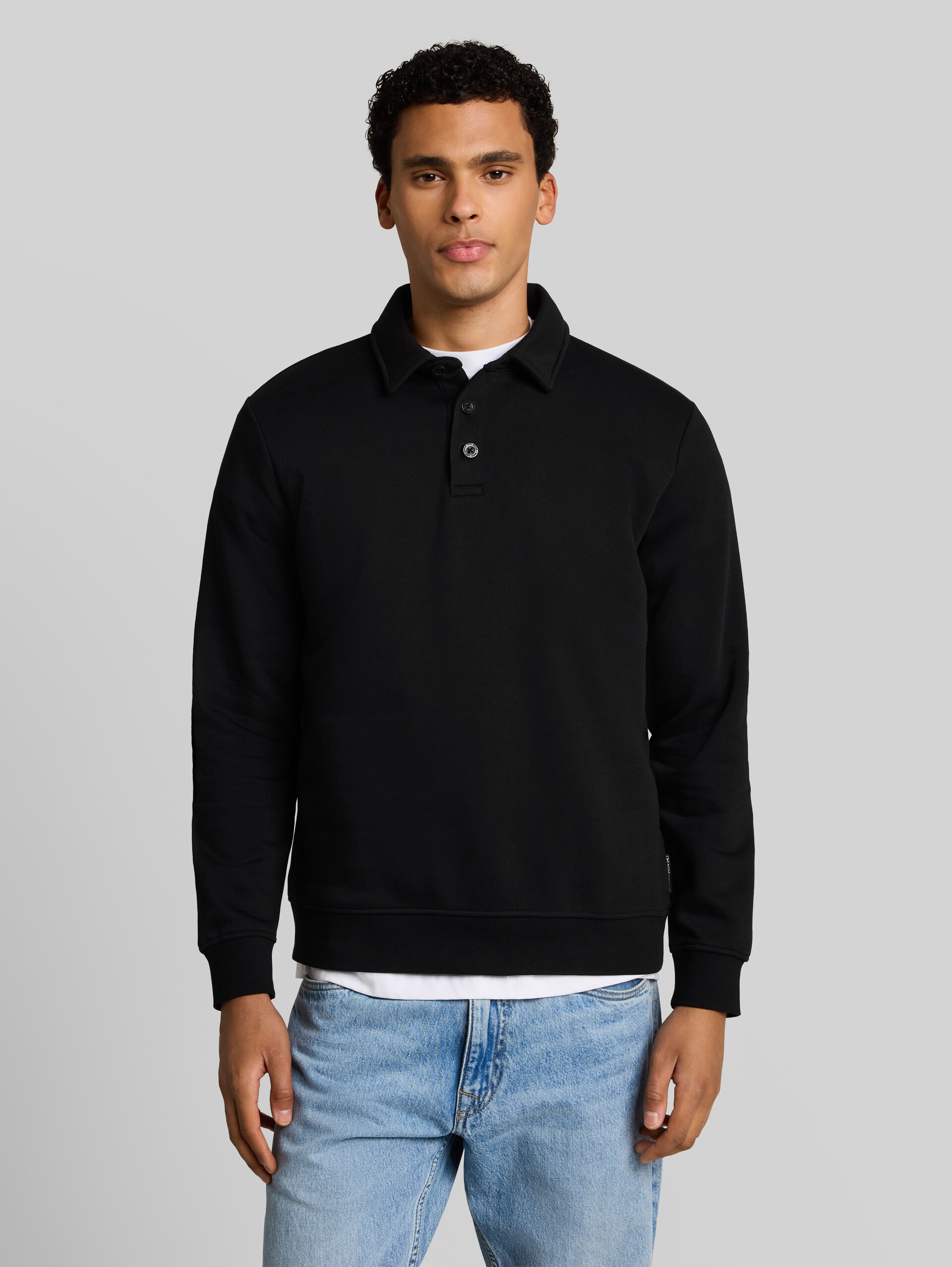 Sweatshirt met polokraag - Black - Nek model vooraanzicht