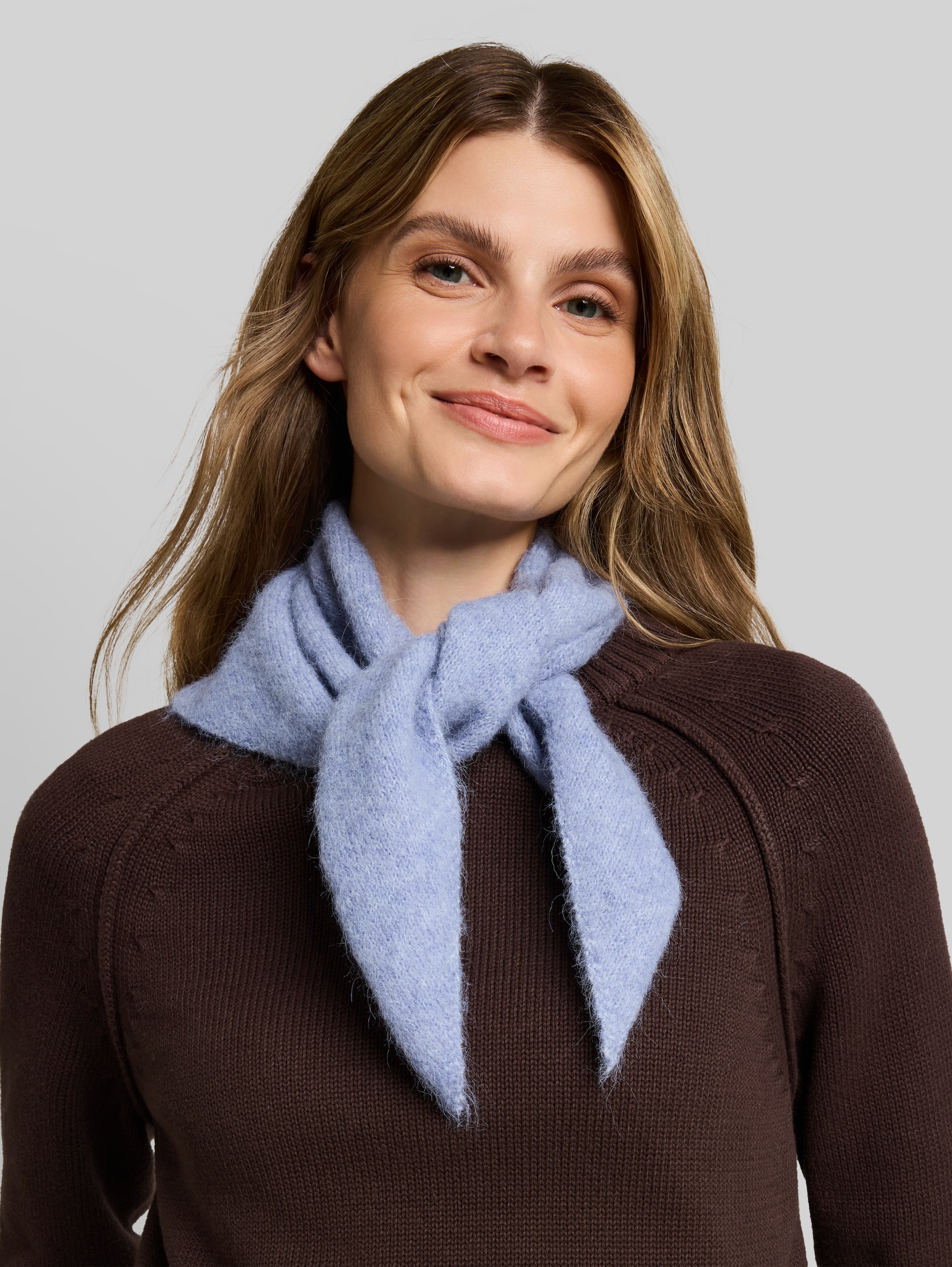 Schal mit Alpaka-Anteil - fern blue melange - Ausschnitt Model-Vorderansicht