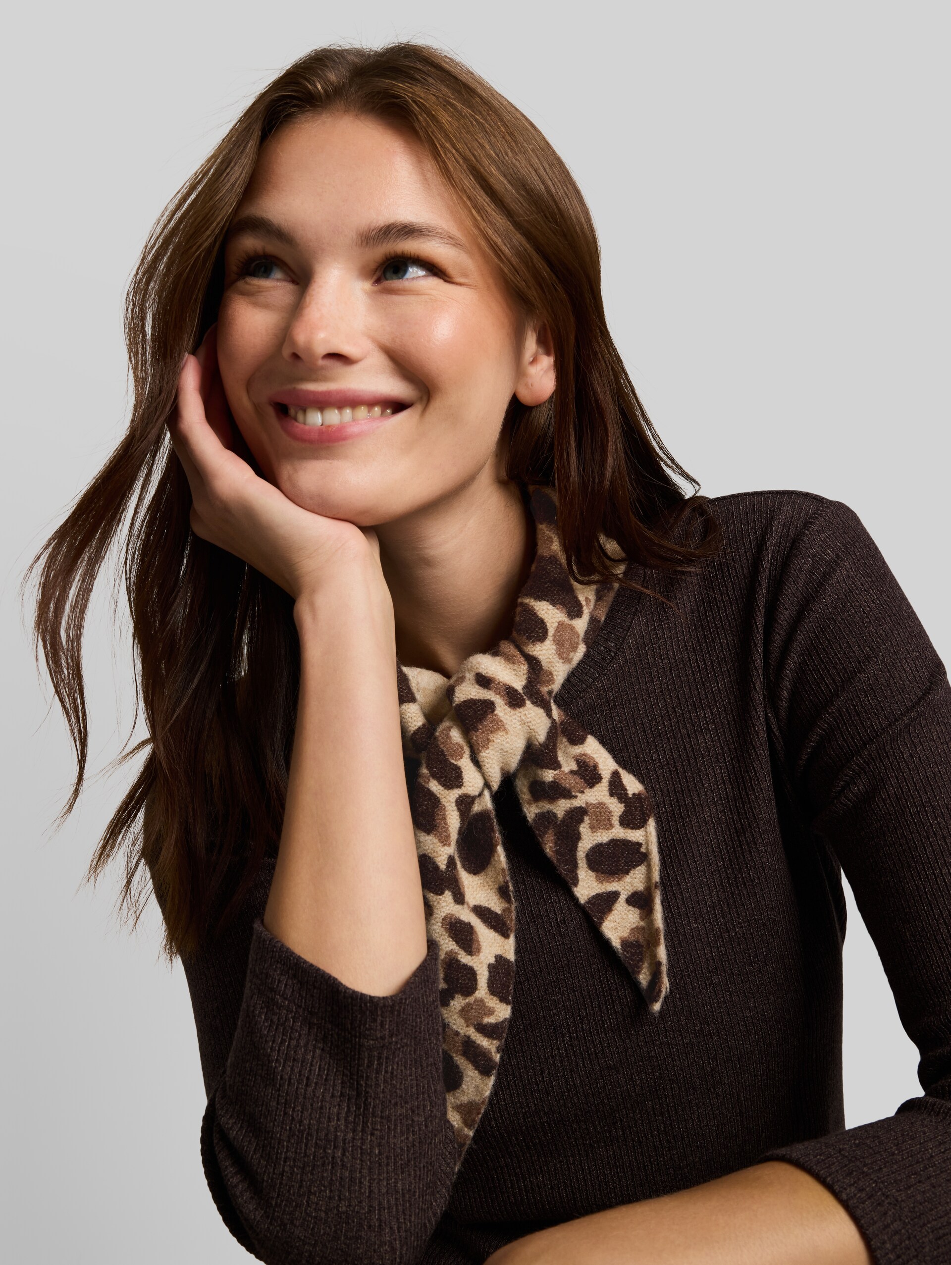 Cosy sjaal met luipaardprint - brown beige leo print - Nek model vooraanzicht