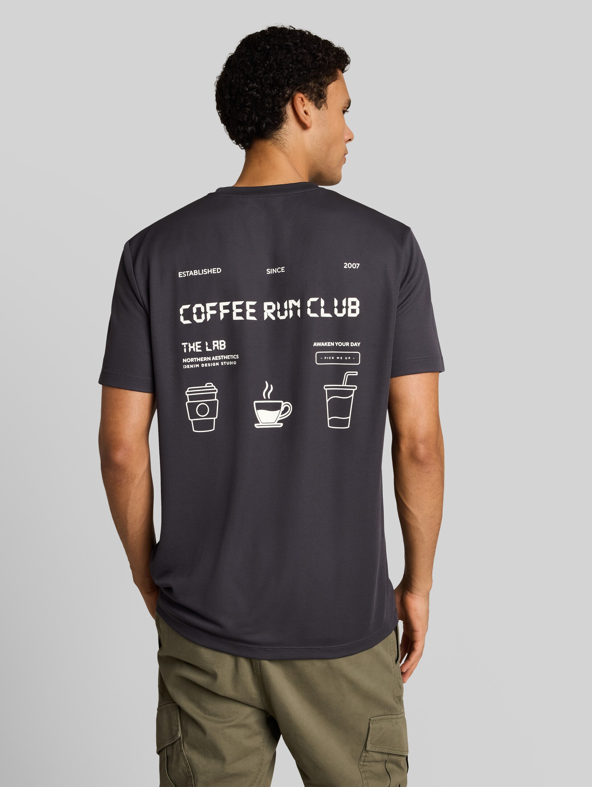 Mesh T-Shirt mit Rückenprint - coal grey - Auschnitt Model-Rückansicht