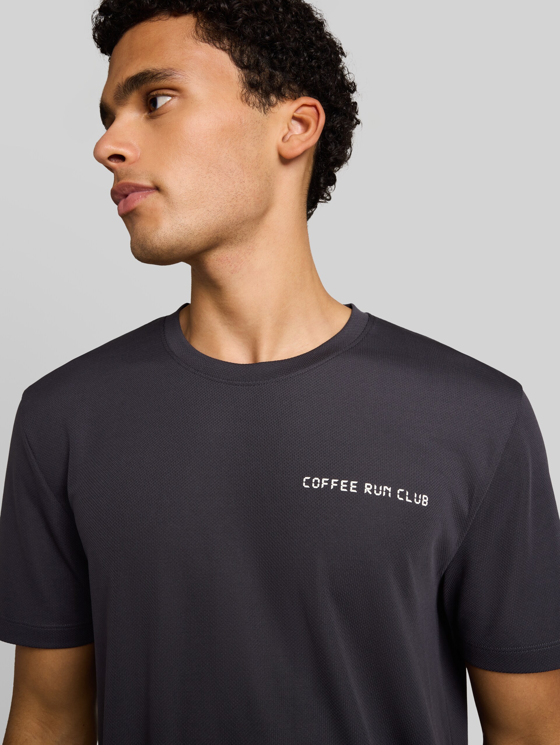 Mesh T-Shirt mit Rückenprint - coal grey - Detail-Model-Ansicht