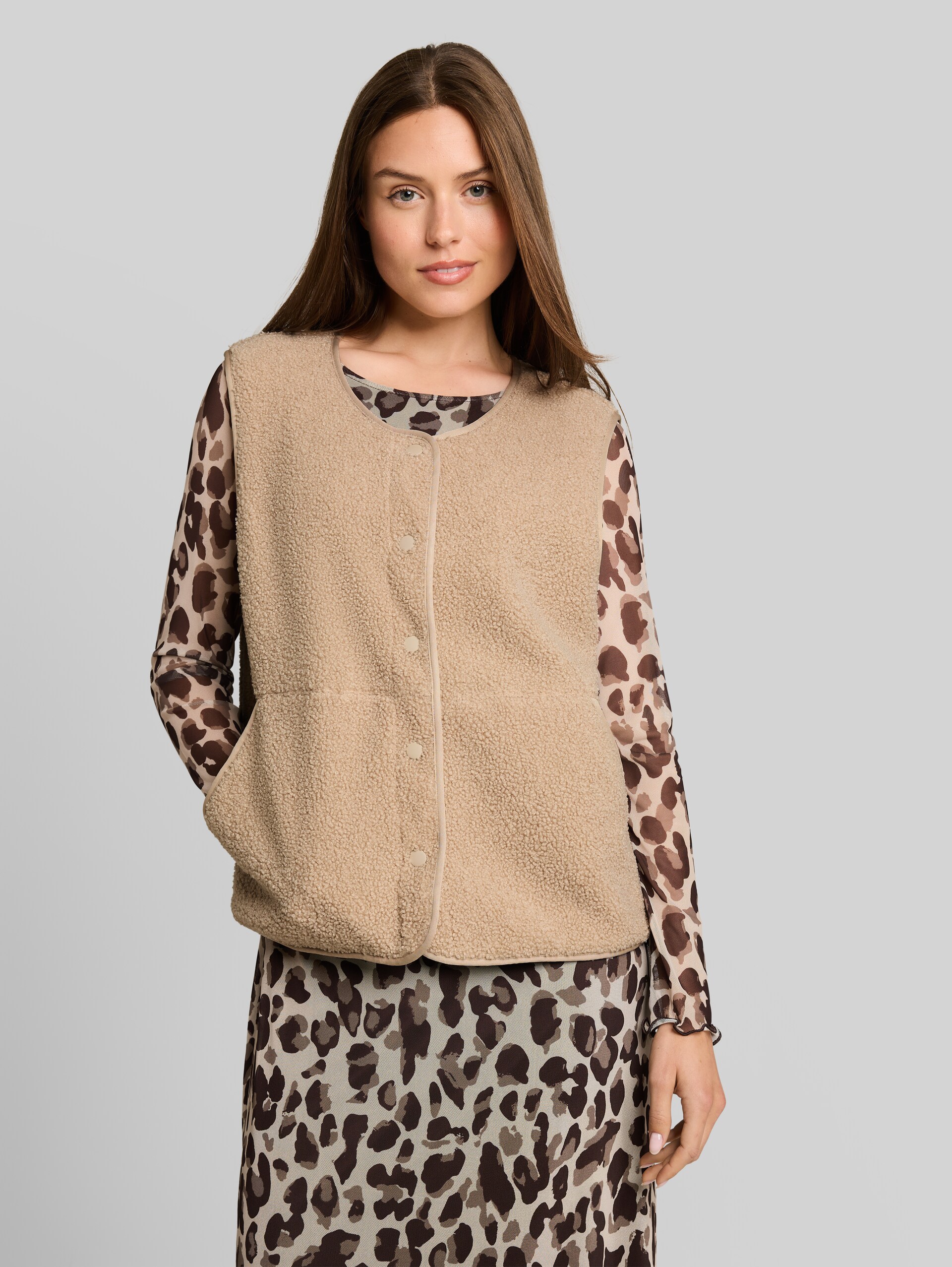 Boxy Fit Teddy Weste mit Taschen - Gravel Beige - Ausschnitt Model-Vorderansicht