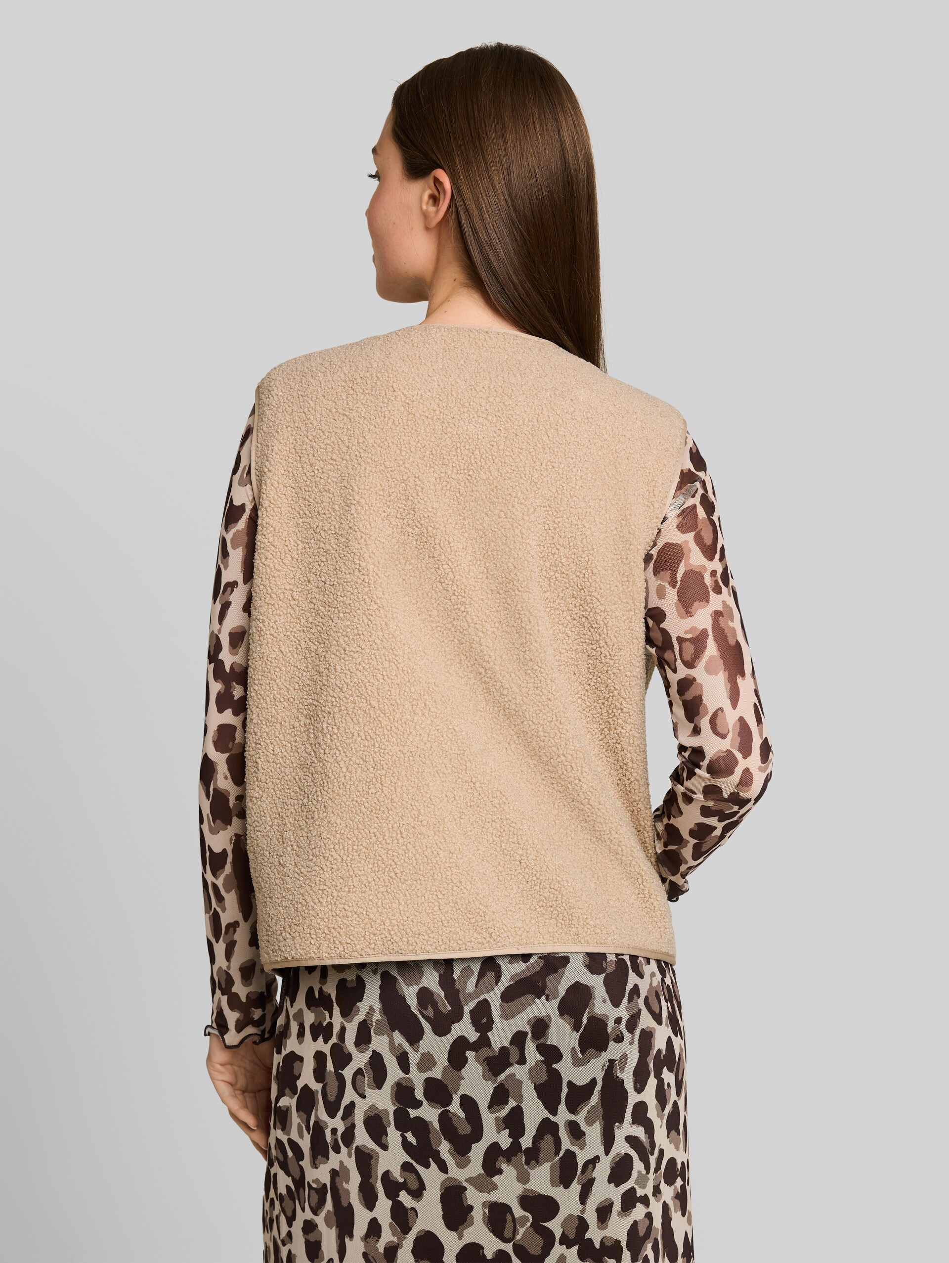 Boxy Fit Teddy Weste mit Taschen - Gravel Beige - Auschnitt Model-Rückansicht