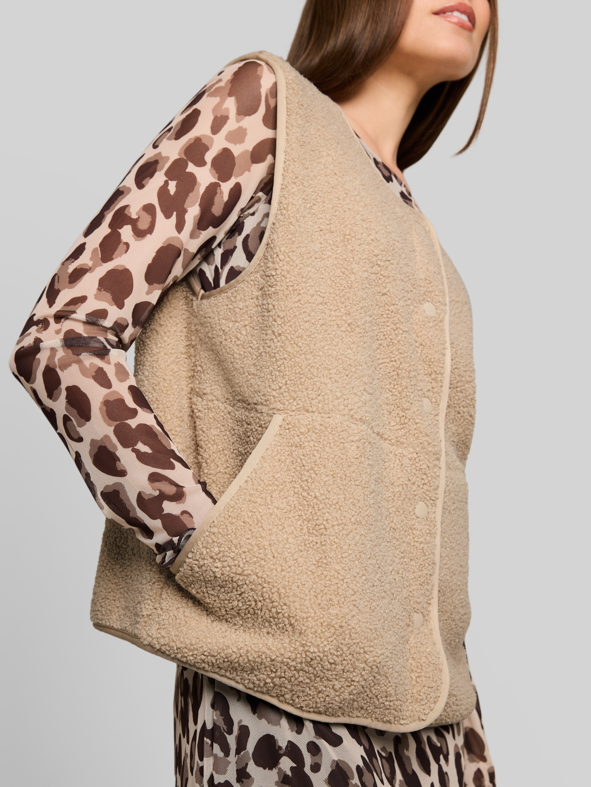 Boxy Fit Teddy Weste mit Taschen - Gravel Beige - Detail-Model-Ansicht
