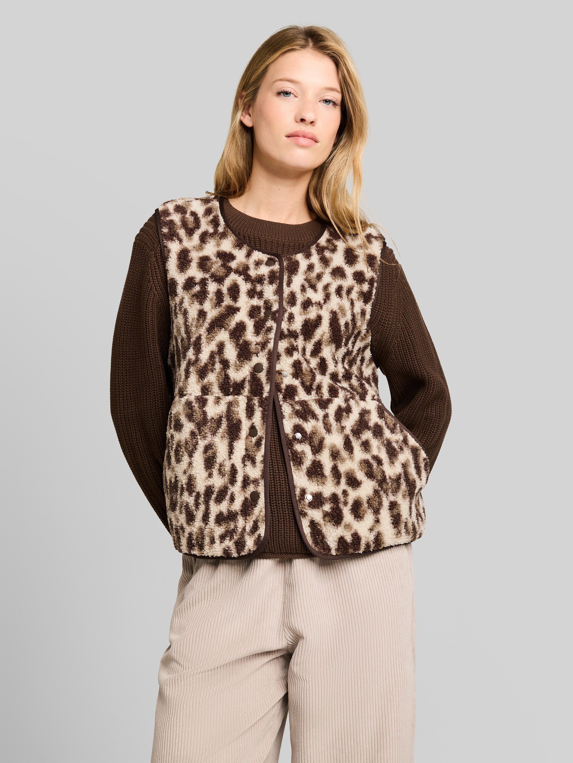 Boxy Fit Teddy Weste mit Taschen - beige java brown leo print - Ausschnitt Model-Vorderansicht