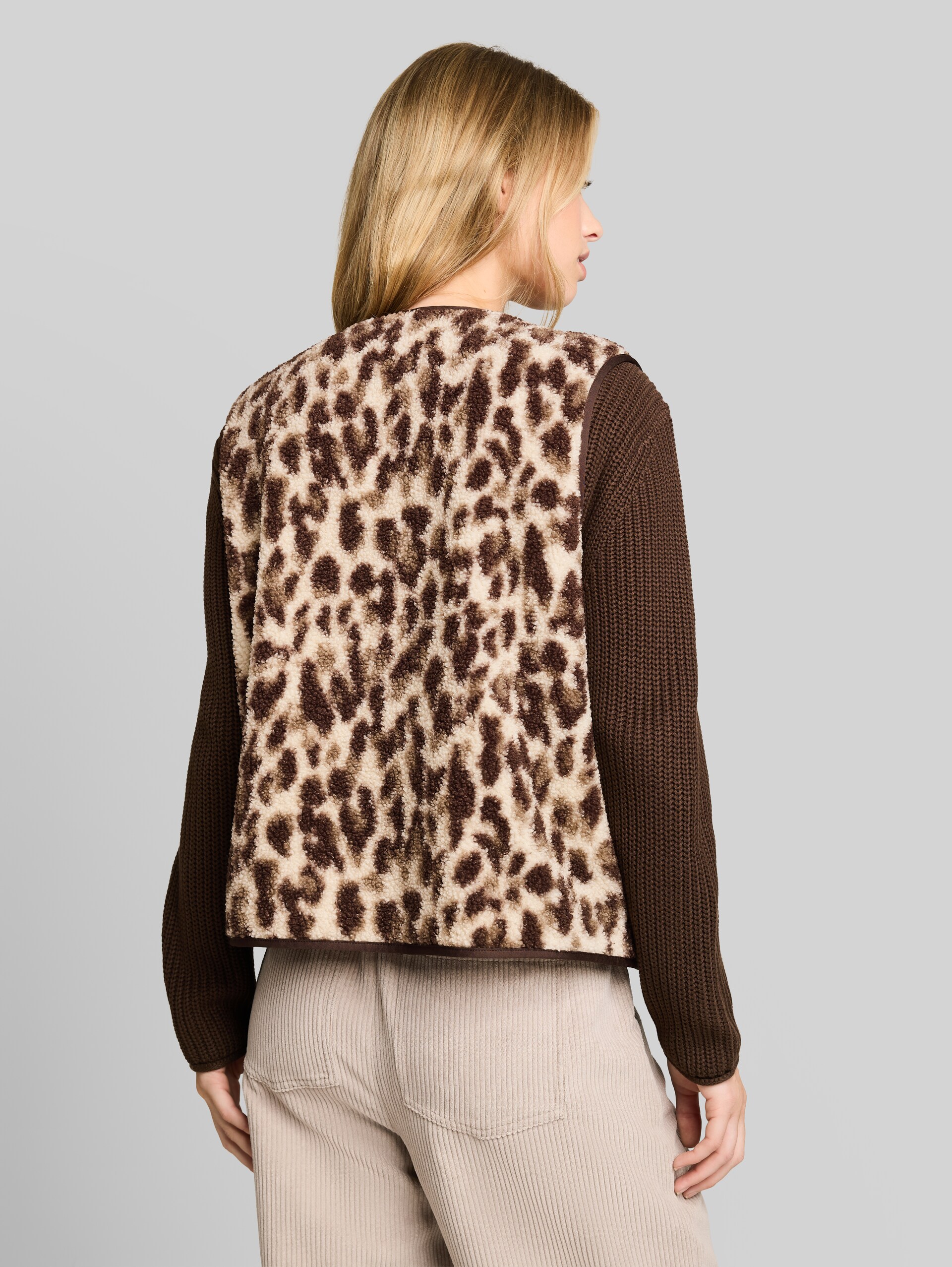 Boxy Fit Teddy Weste mit Taschen - beige java brown leo print - Auschnitt Model-Rückansicht
