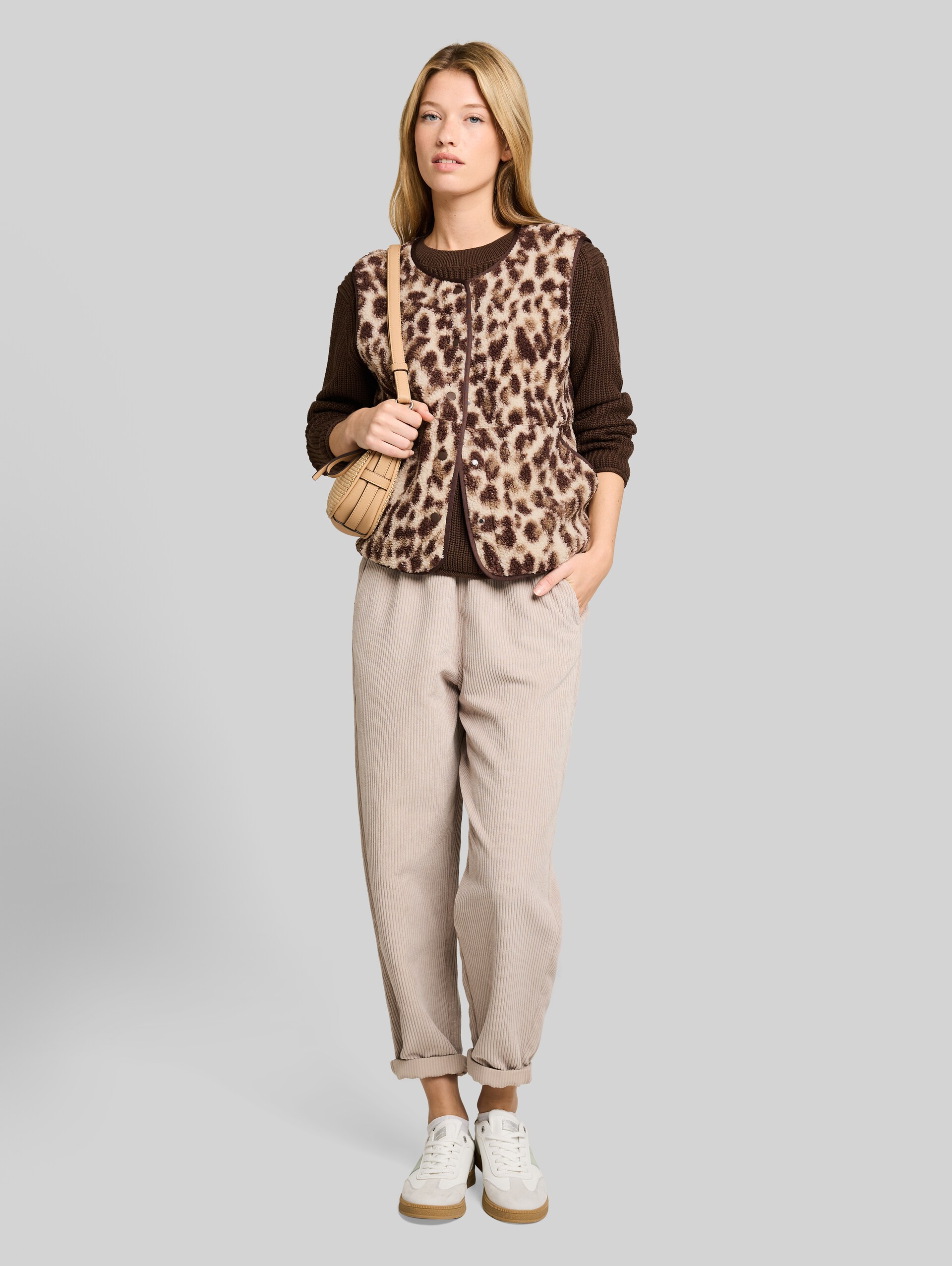 Boxy Fit Teddy Weste mit Taschen - beige java brown leo print - Model-Vorderansicht