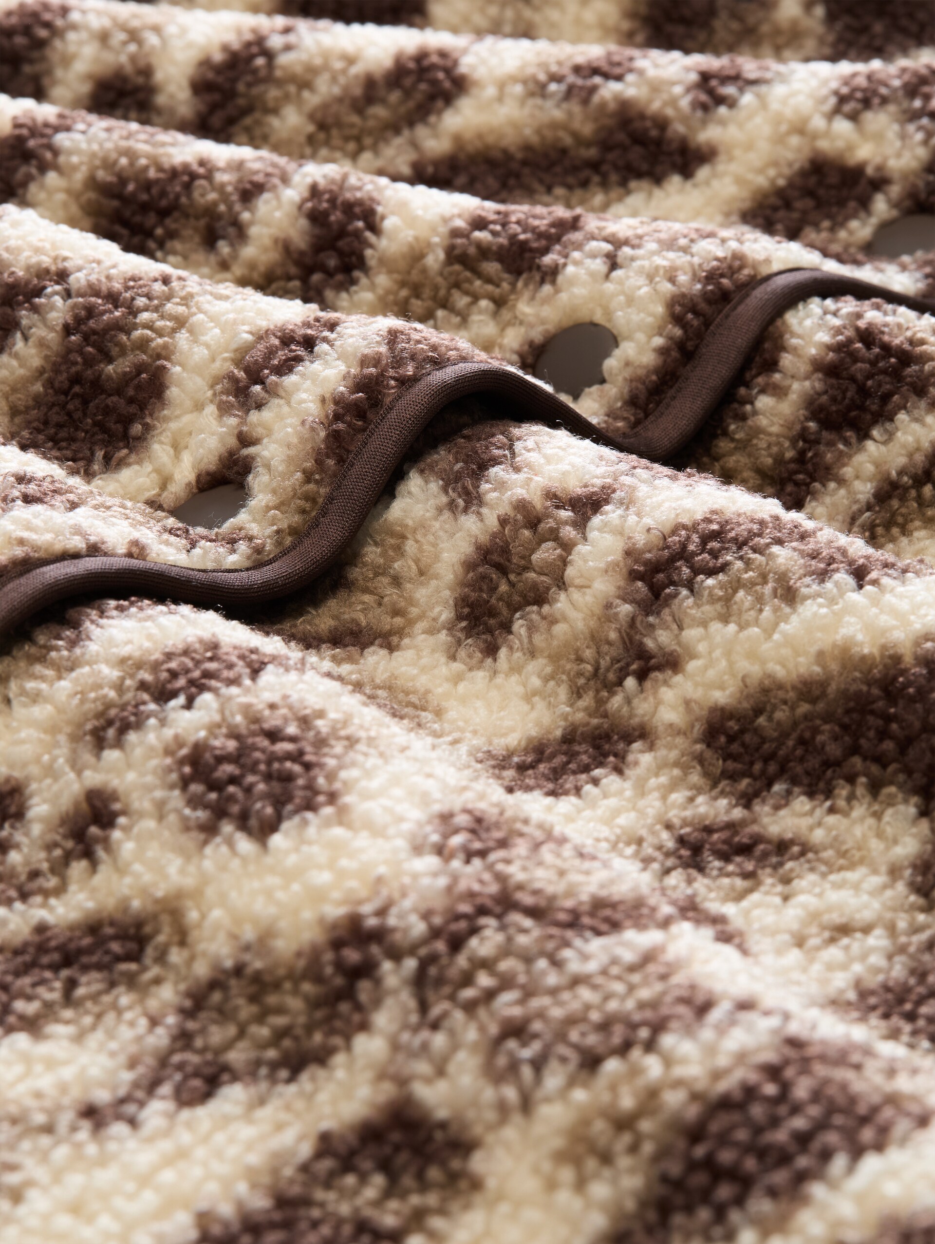 Boxy Fit Teddy Weste mit Taschen - beige java brown leo print - Material-Ansicht