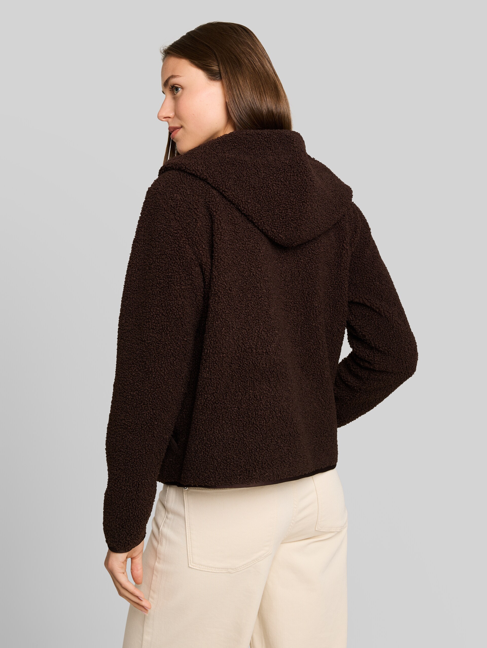 Teddy Sweatjacke mit Kapuze - java dark brown - Auschnitt Model-Rückansicht
