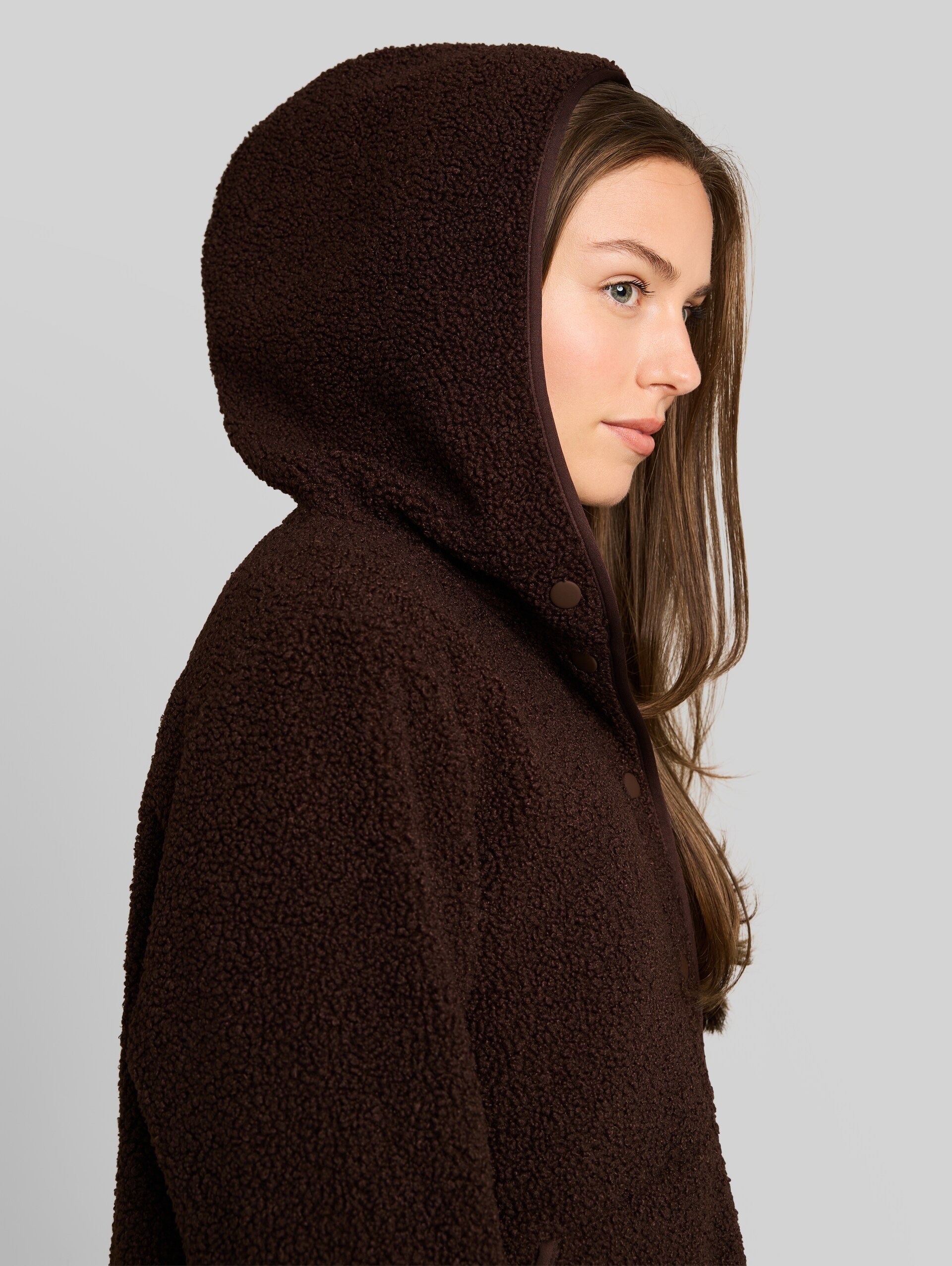 Teddy Sweatjacke mit Kapuze - java dark brown - Detail-Model-Ansicht