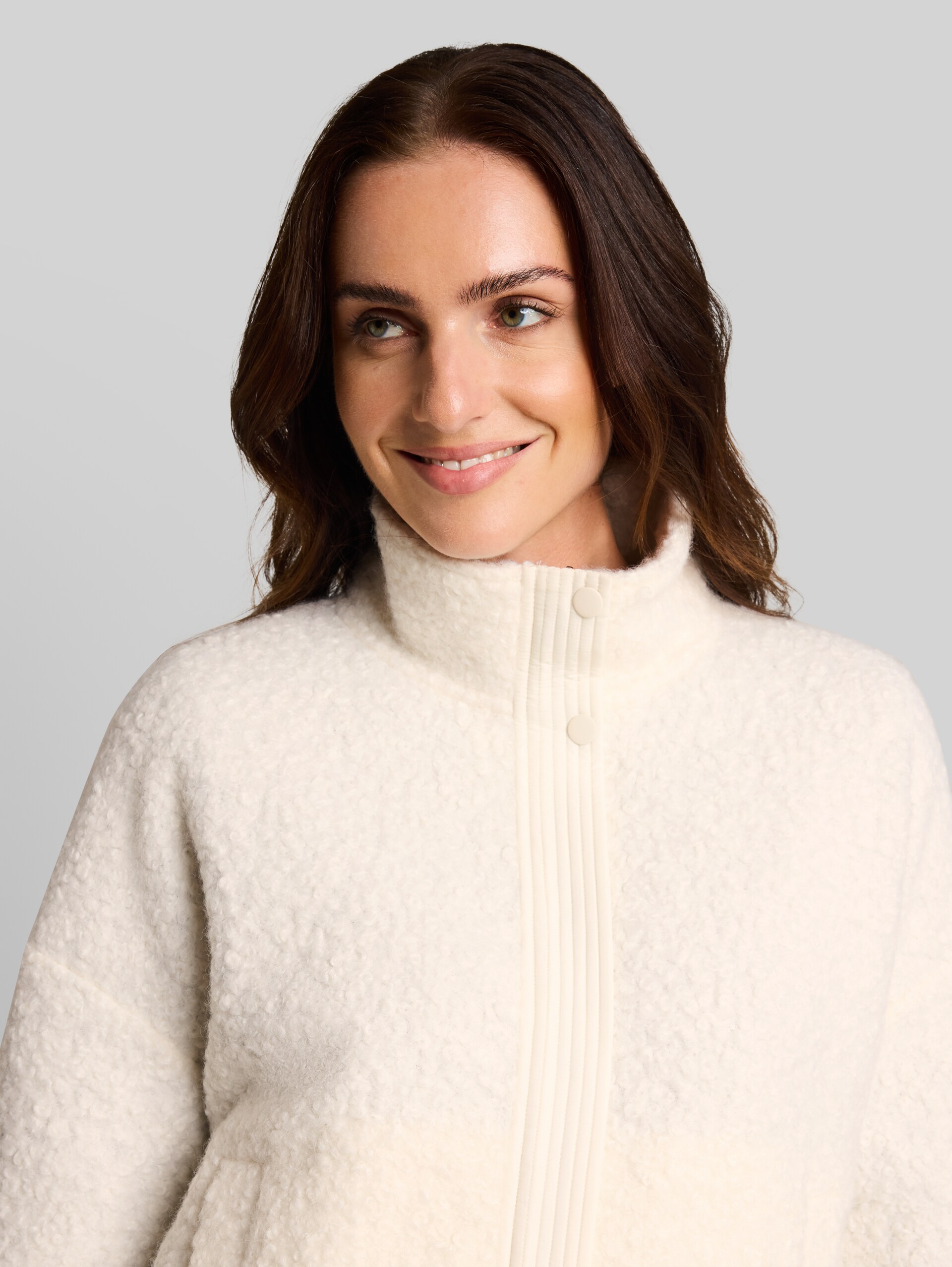 Teddy Sweatjacke mit Stehkragen - Whisper White - Detail-Model-Ansicht