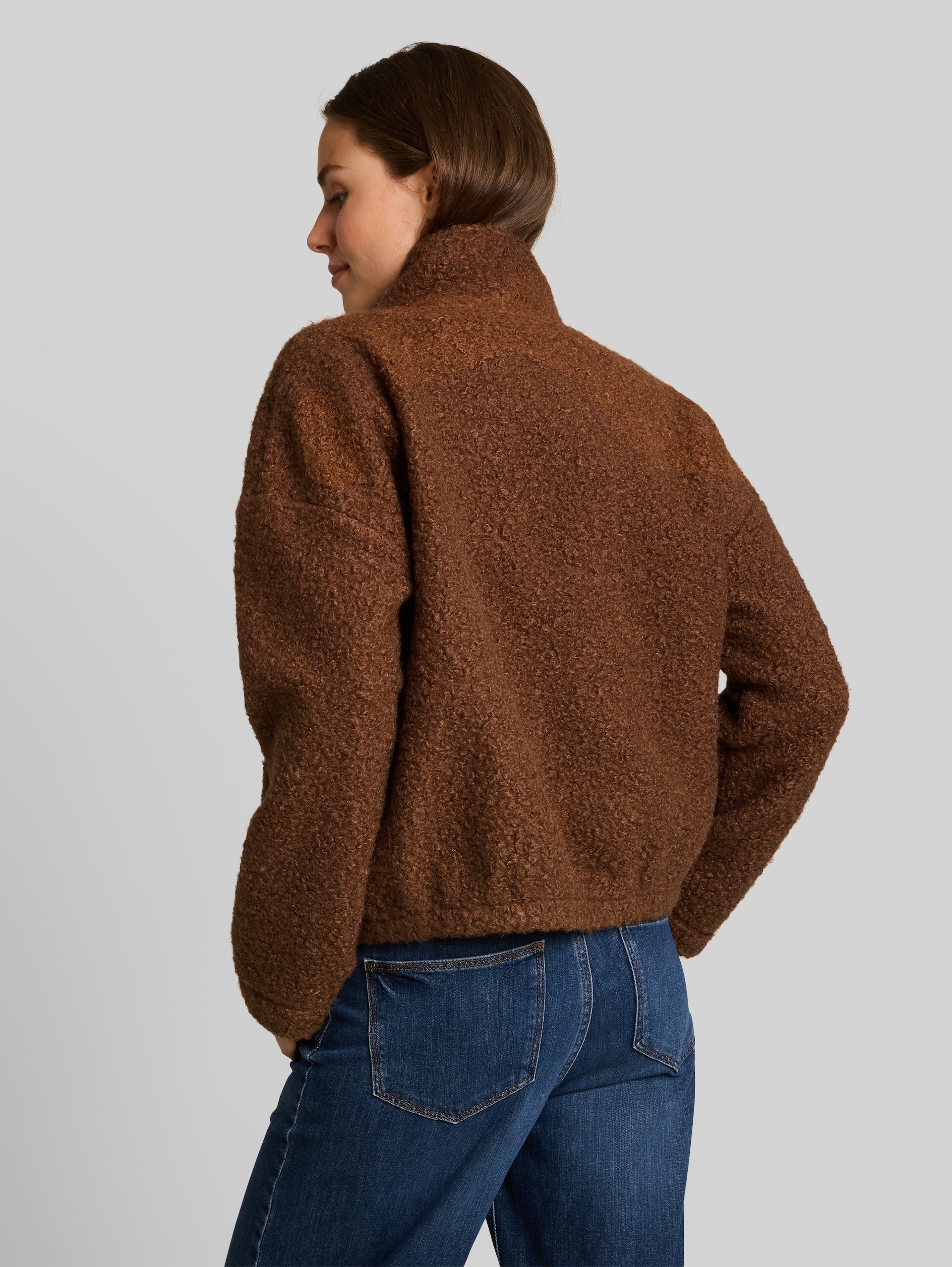 Teddy Sweatjacke mit Stehkragen - new camel - Auschnitt Model-Rückansicht