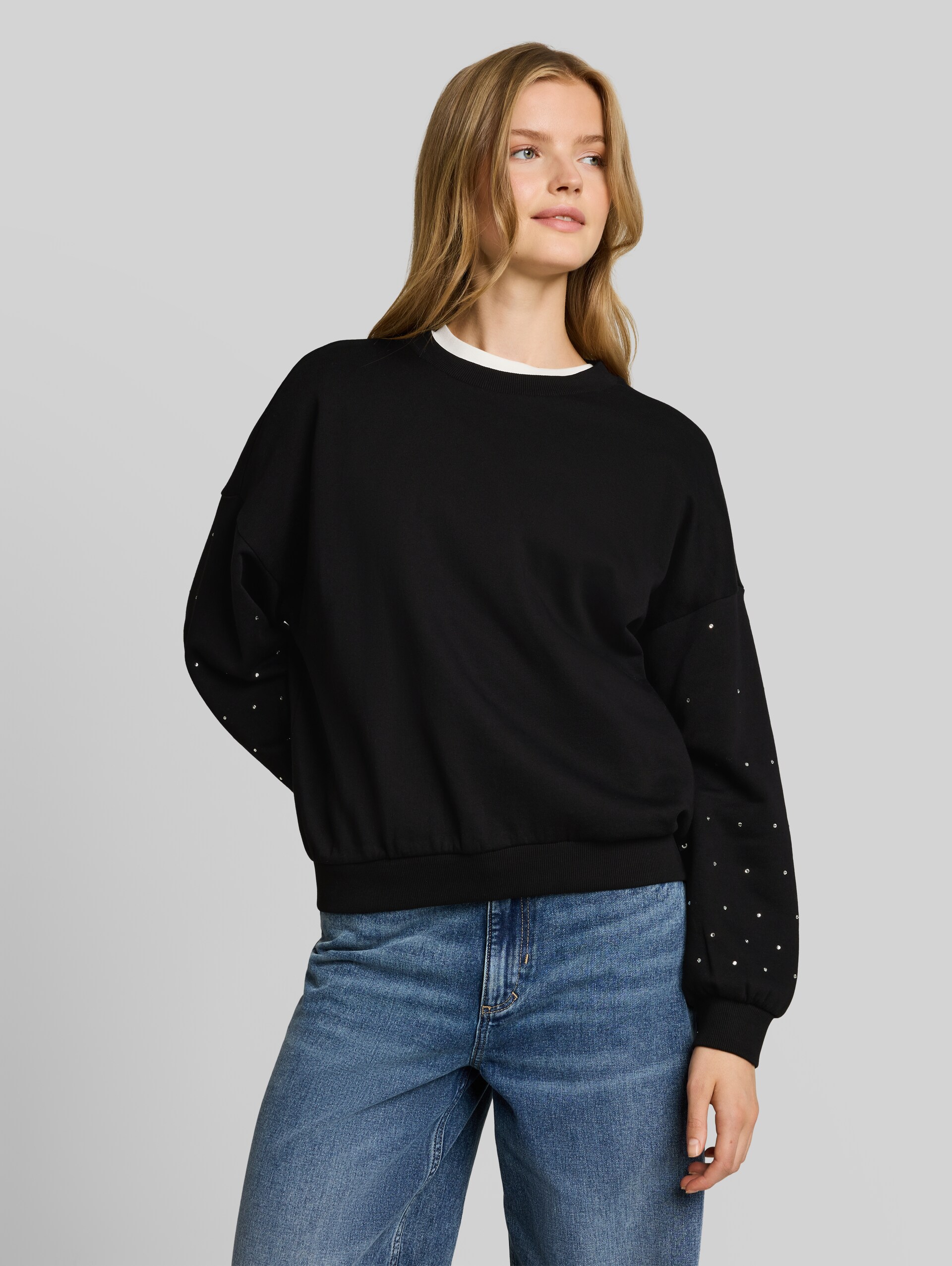 Sweatshirt mit Strasssteinen - deep black - Ausschnitt Model-Vorderansicht