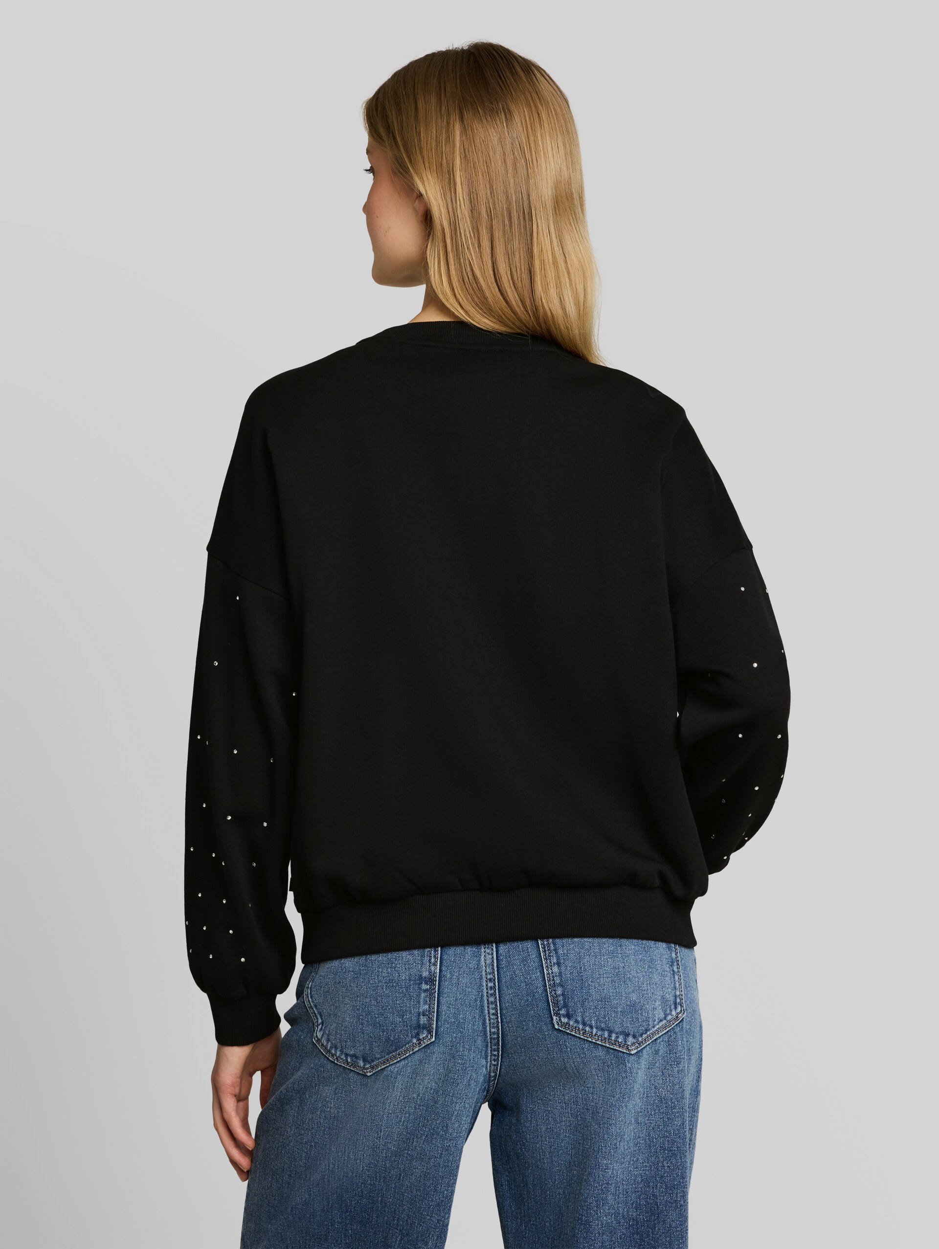 Sweatshirt mit Strasssteinen - deep black - Auschnitt Model-Rückansicht