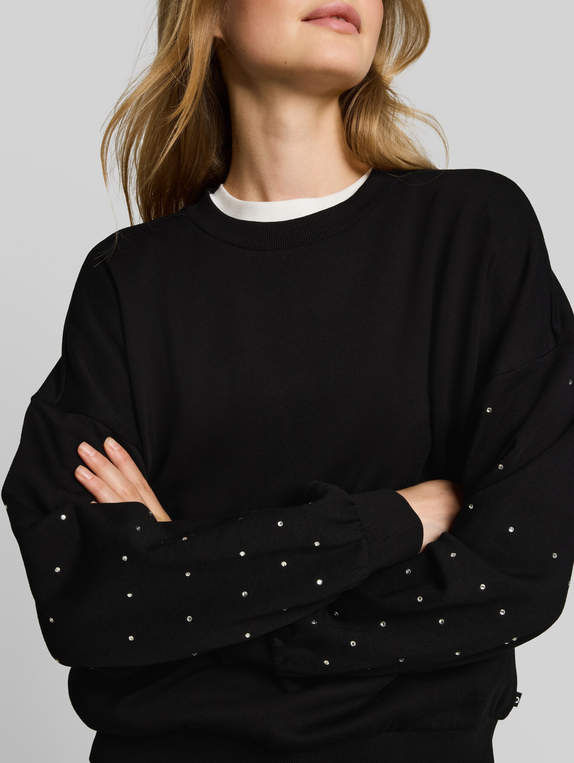 Sweatshirt mit Strasssteinen - deep black - Detail-Model-Ansicht