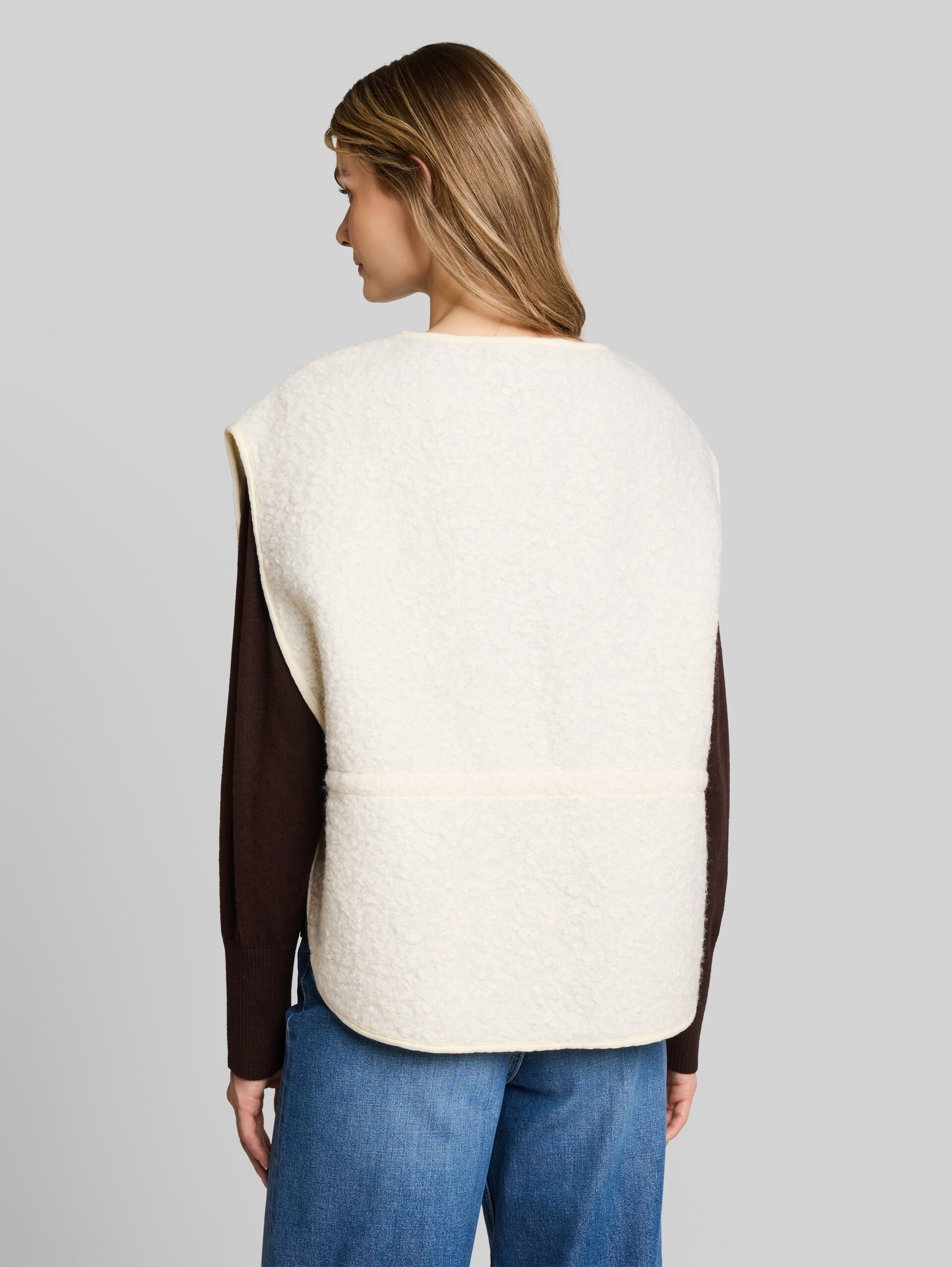 Cape Teddy Weste - Whisper White - Auschnitt Model-Rückansicht