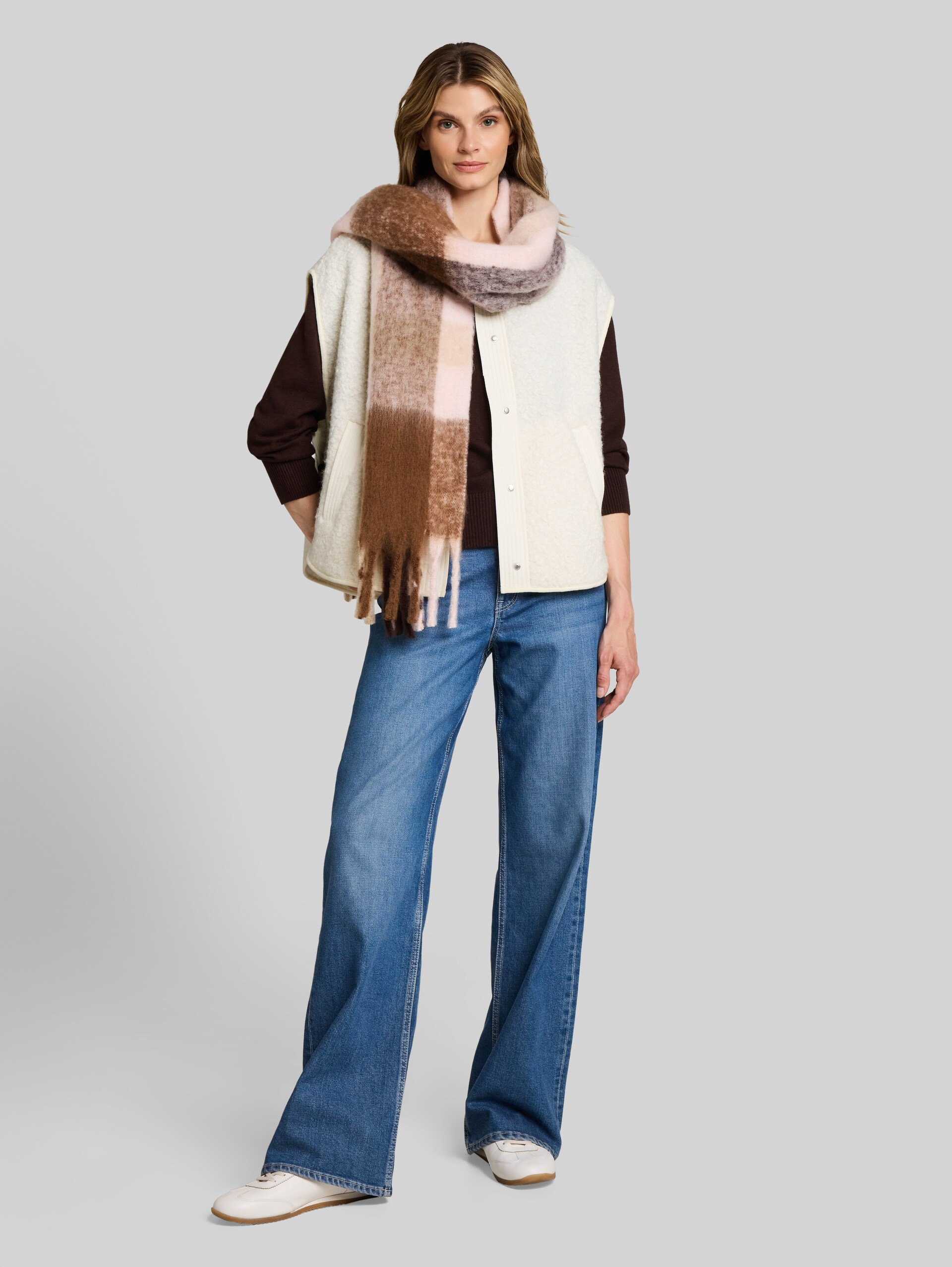 Cape Teddy Weste - Whisper White - Model-Vorderansicht