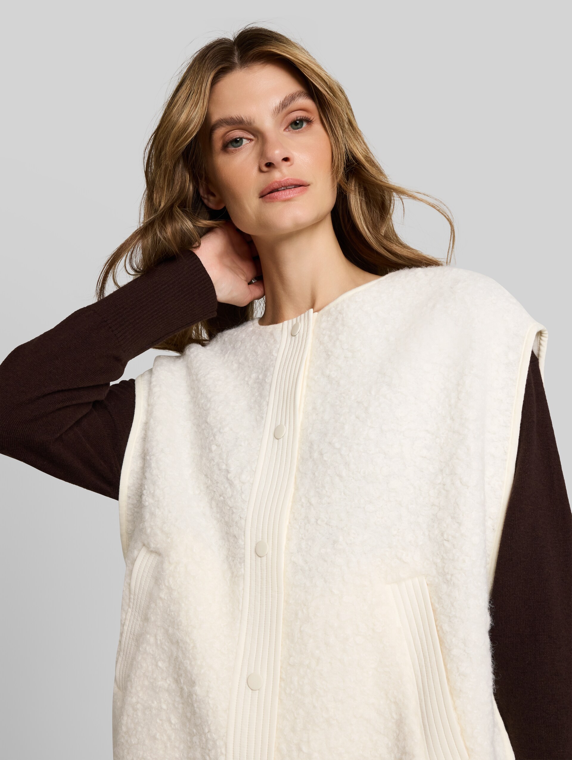 Cape Teddy Weste - Whisper White - Detail-Model-Ansicht