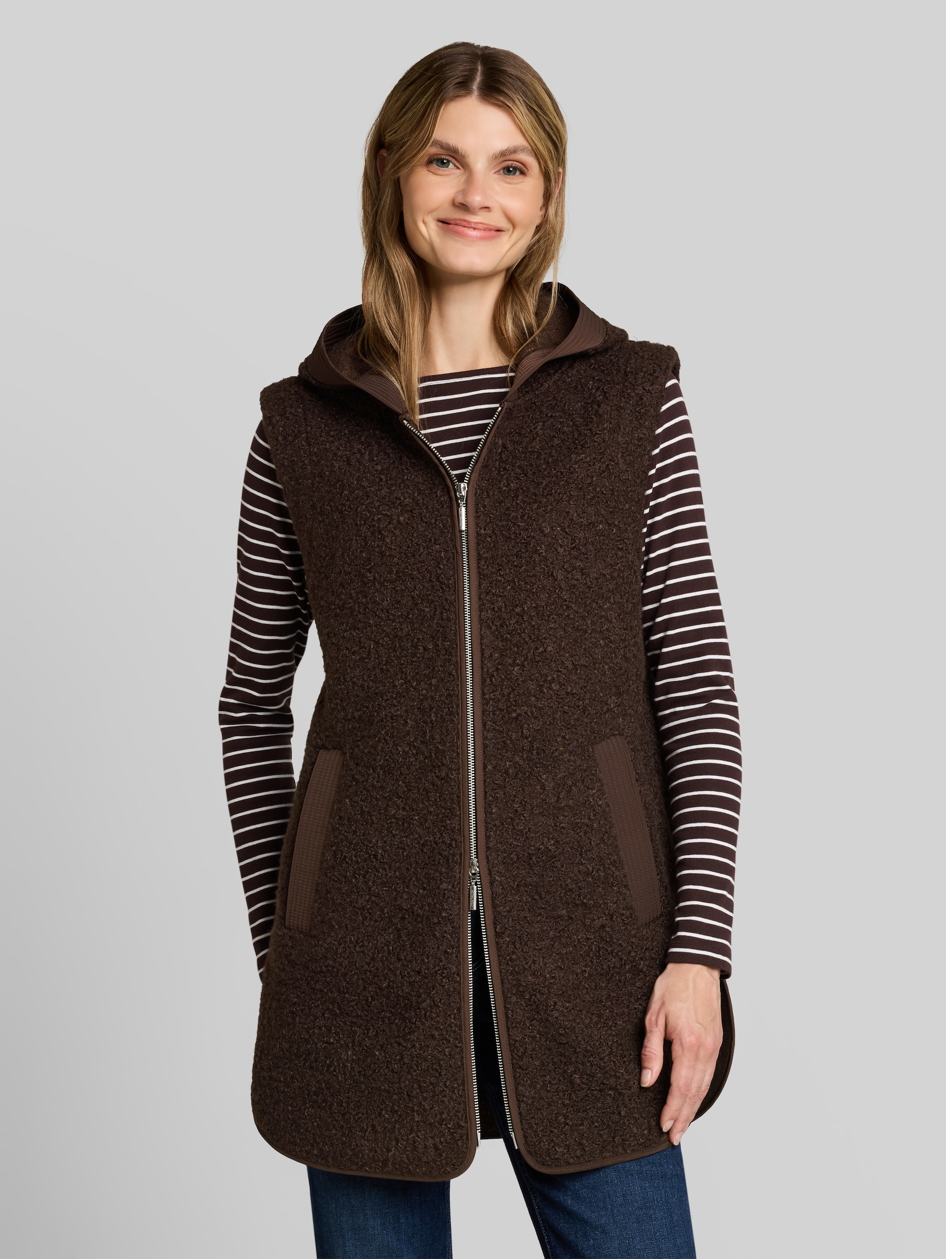 Longstyle Teddy Weste - java dark brown - Ausschnitt Model-Vorderansicht