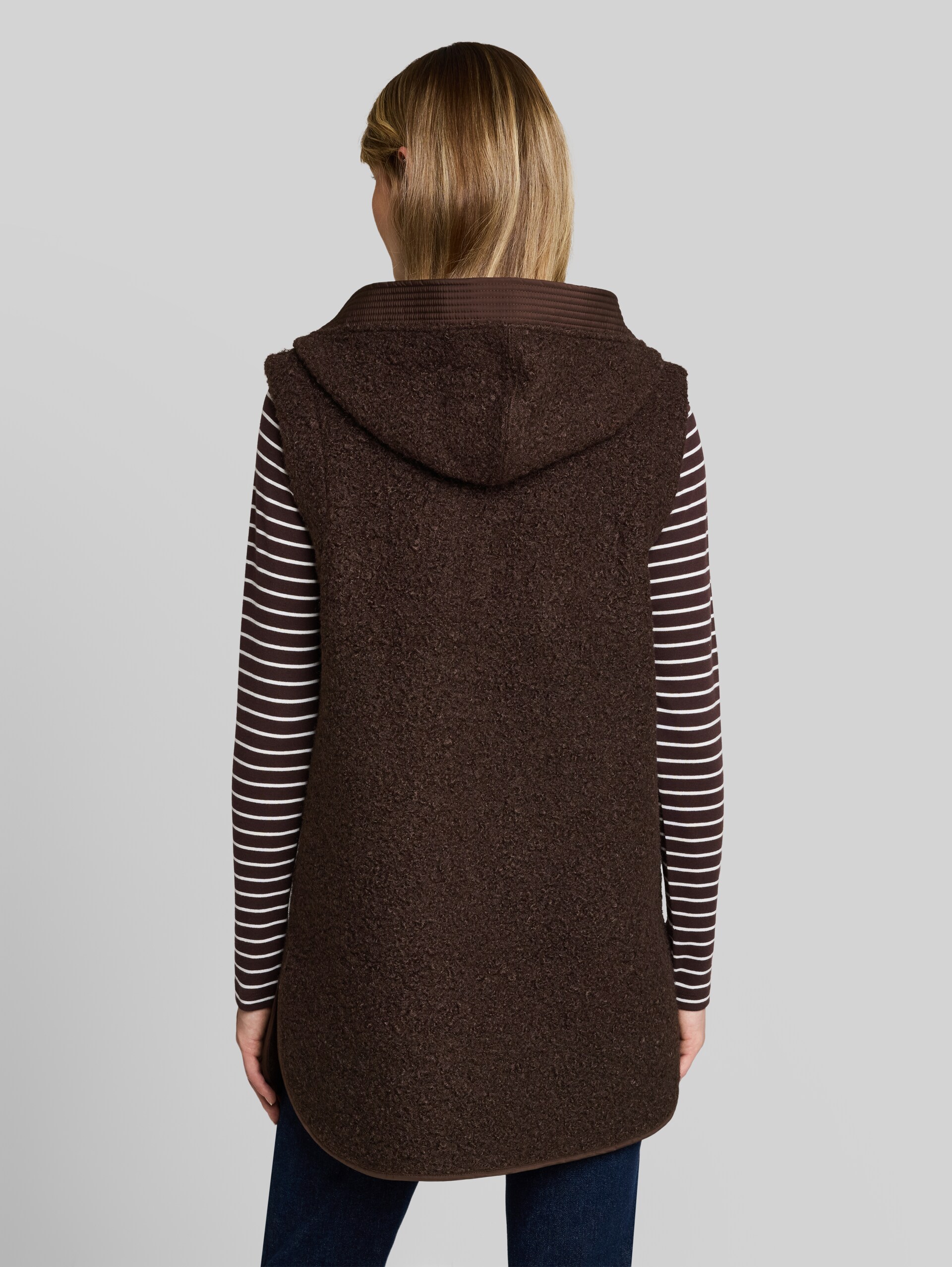 Longstyle Teddy Weste - java dark brown - Auschnitt Model-Rückansicht