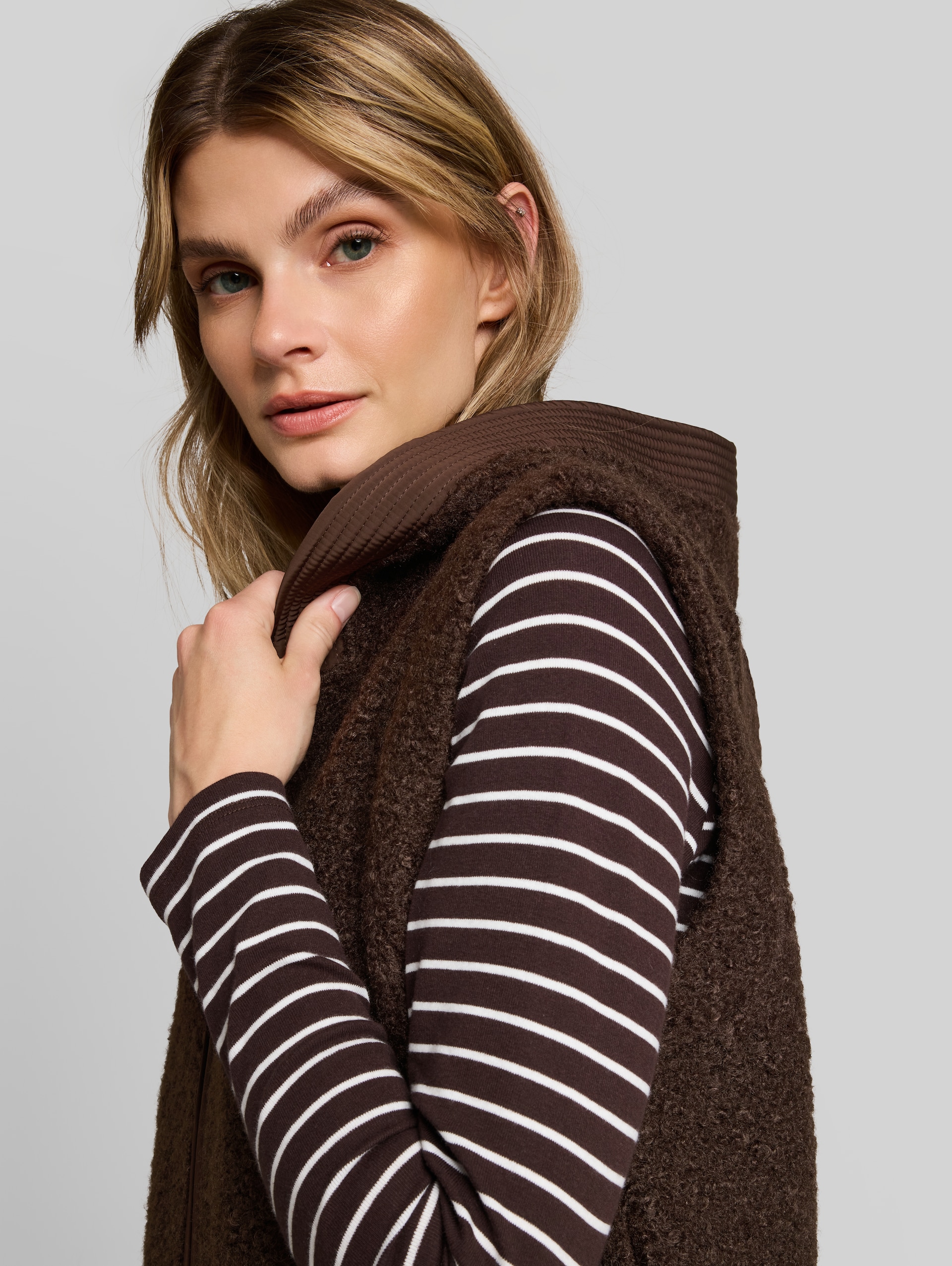 Longstyle Teddy Weste - java dark brown - Detail-Model-Ansicht
